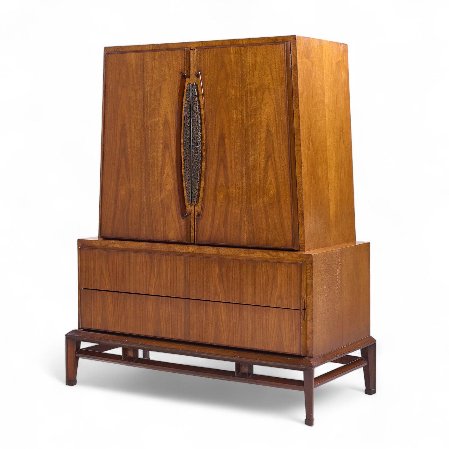 Mid-Century moderno Helen Hobey Helen Baker, cassettone in noce del metà del secolo scorso in vendita