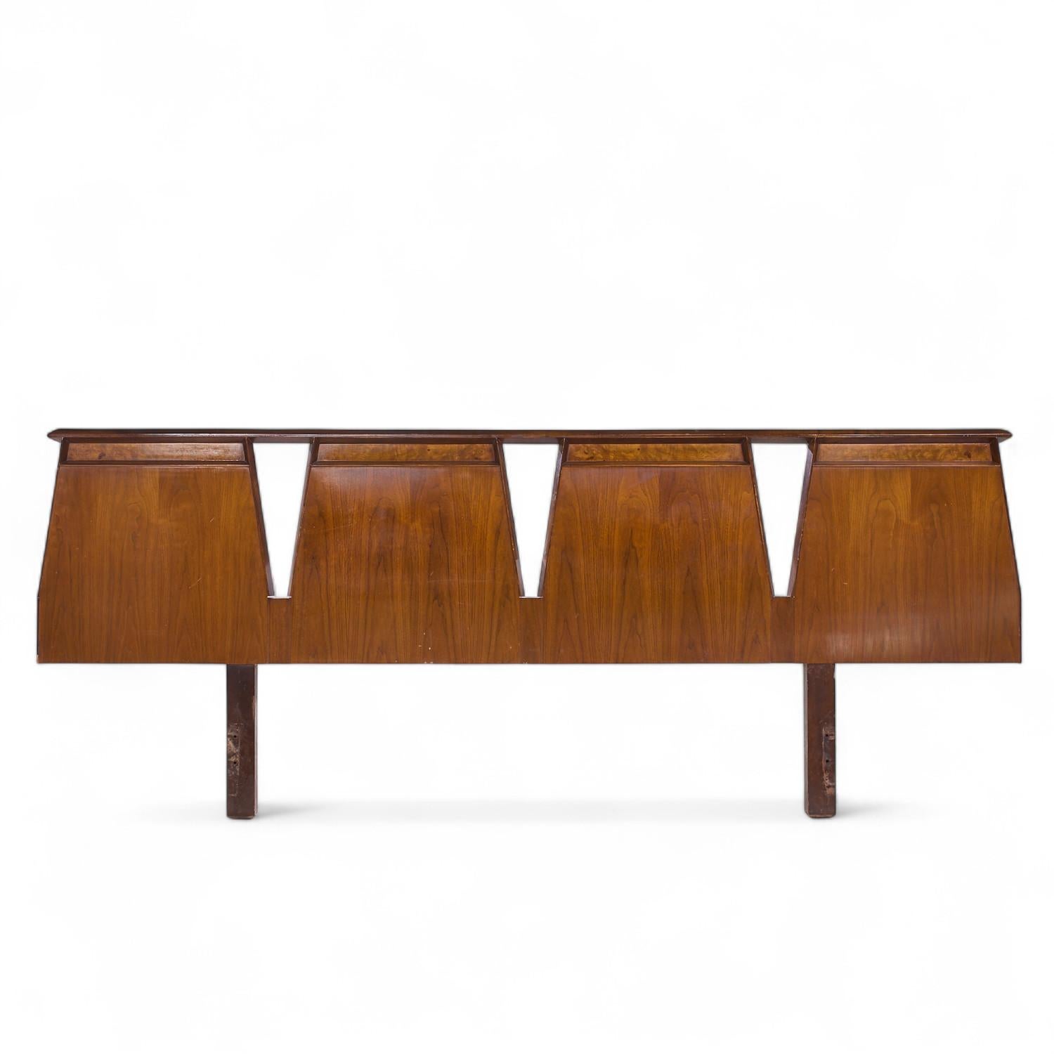Hobey Helen Baker Mid Century Walnut King Headboard (tête de lit)

Cette tête de lit mesure : 96 de large x 2.25 de profond x 38.25 de haut

Tous les meubles peuvent être achetés dans ce que nous appelons un état vintage restauré. Cela signifie que
