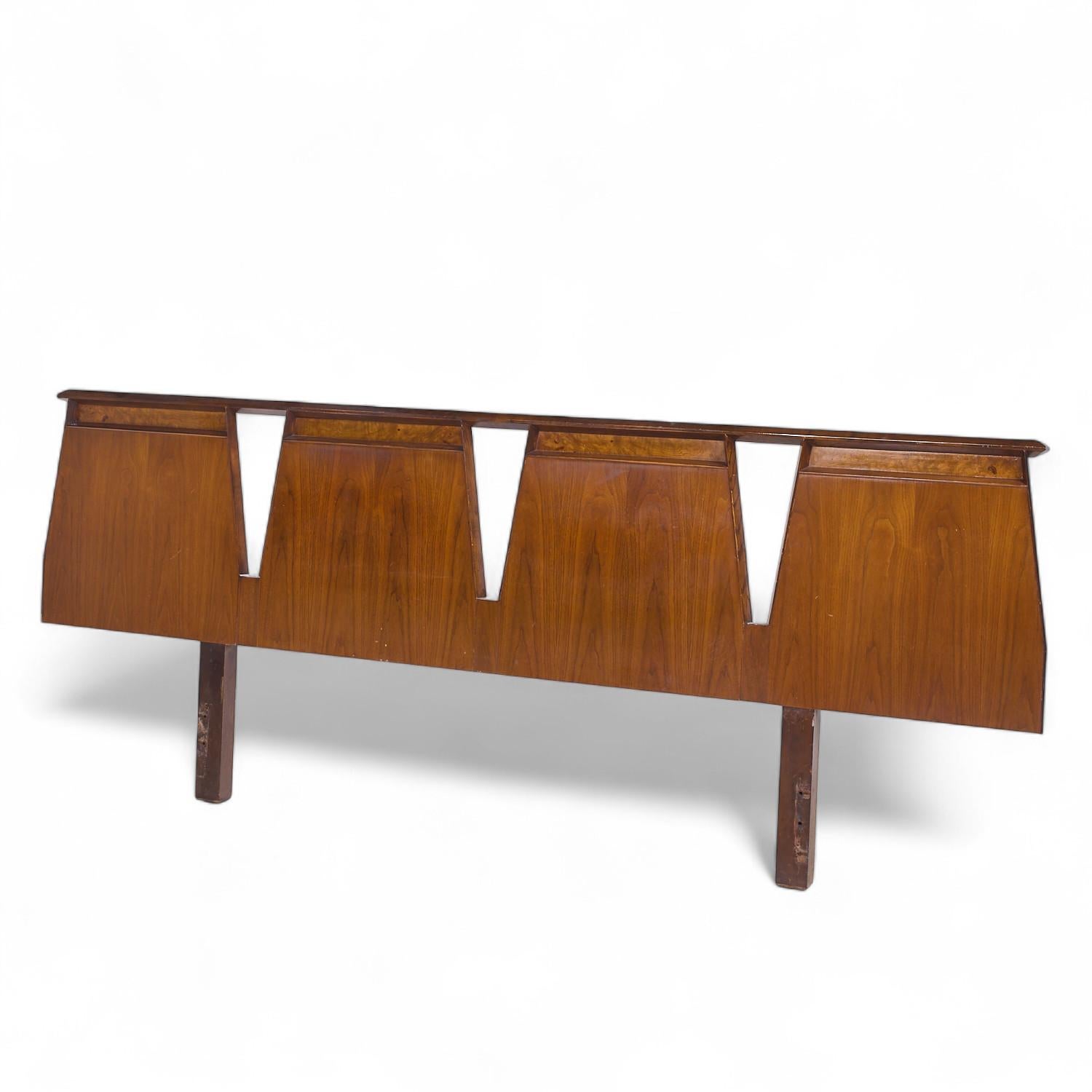 Mid-Century Modern Hobey Helen Baker Mid Century Walnut King Headboard (tête de lit) en vente