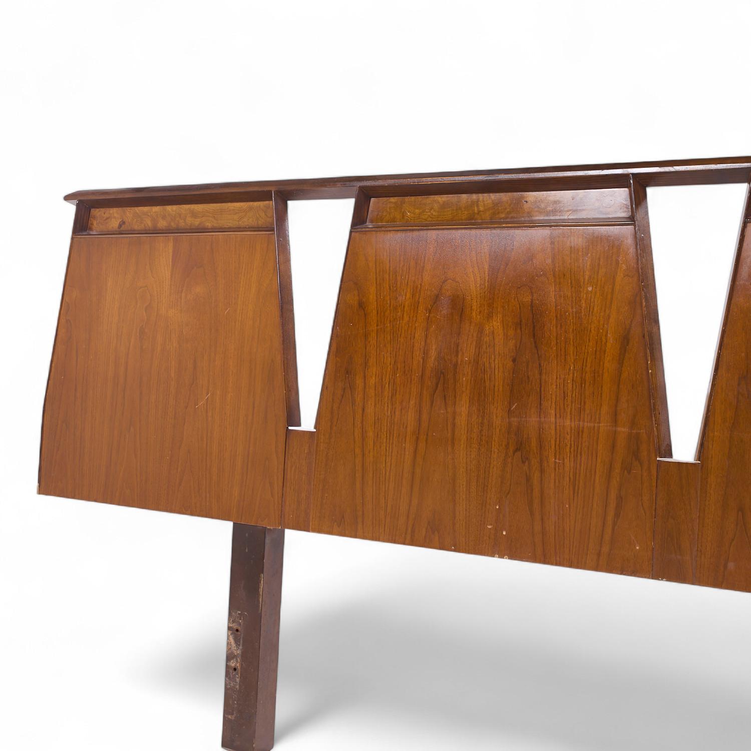 Américain Hobey Helen Baker Mid Century Walnut King Headboard (tête de lit) en vente
