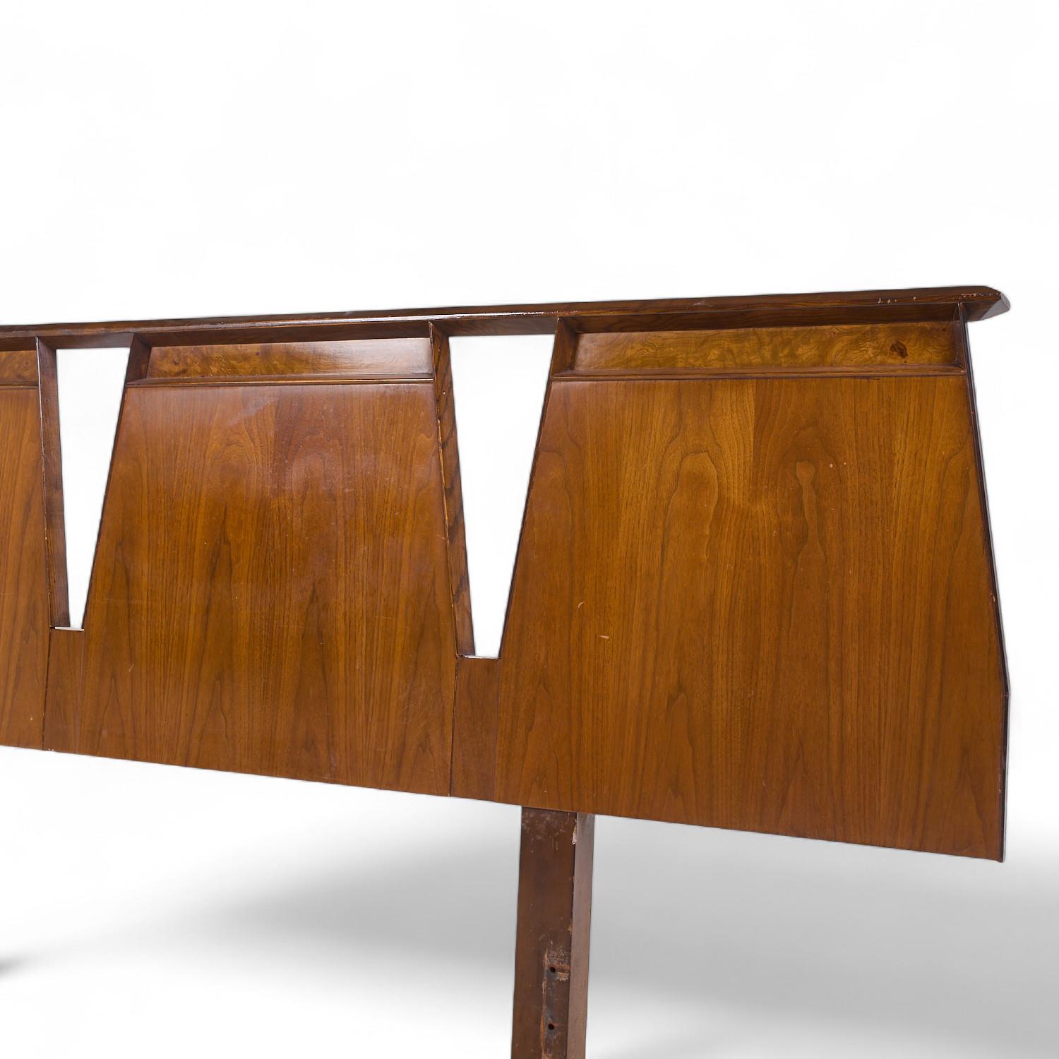 Hobey Helen Baker Mid Century Walnut King Headboard (tête de lit) Bon état - En vente à Countryside, IL