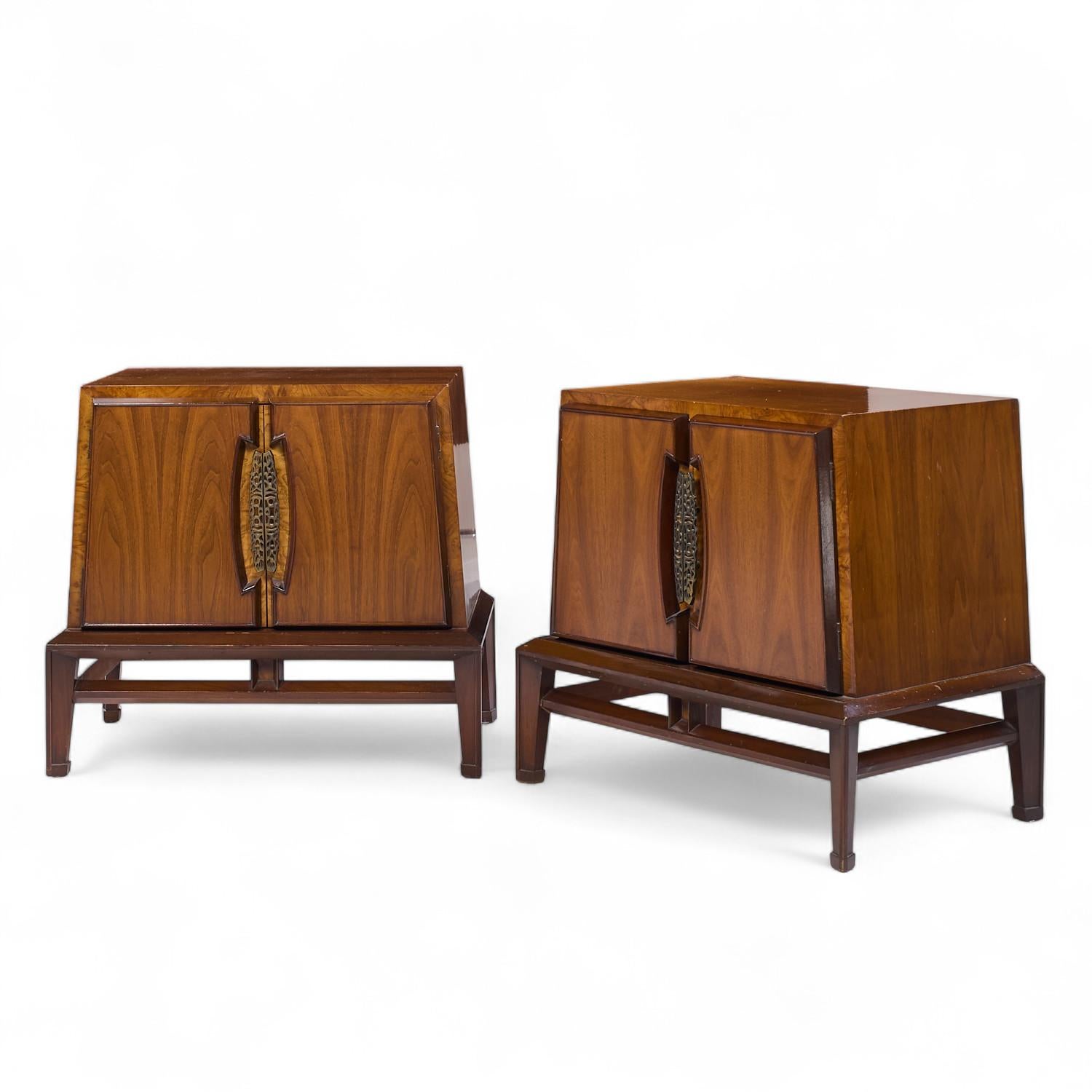 Mid-Century moderno Comodini in noce di Helen Hobey Baker, metà del secolo scorso - Coppia in vendita
