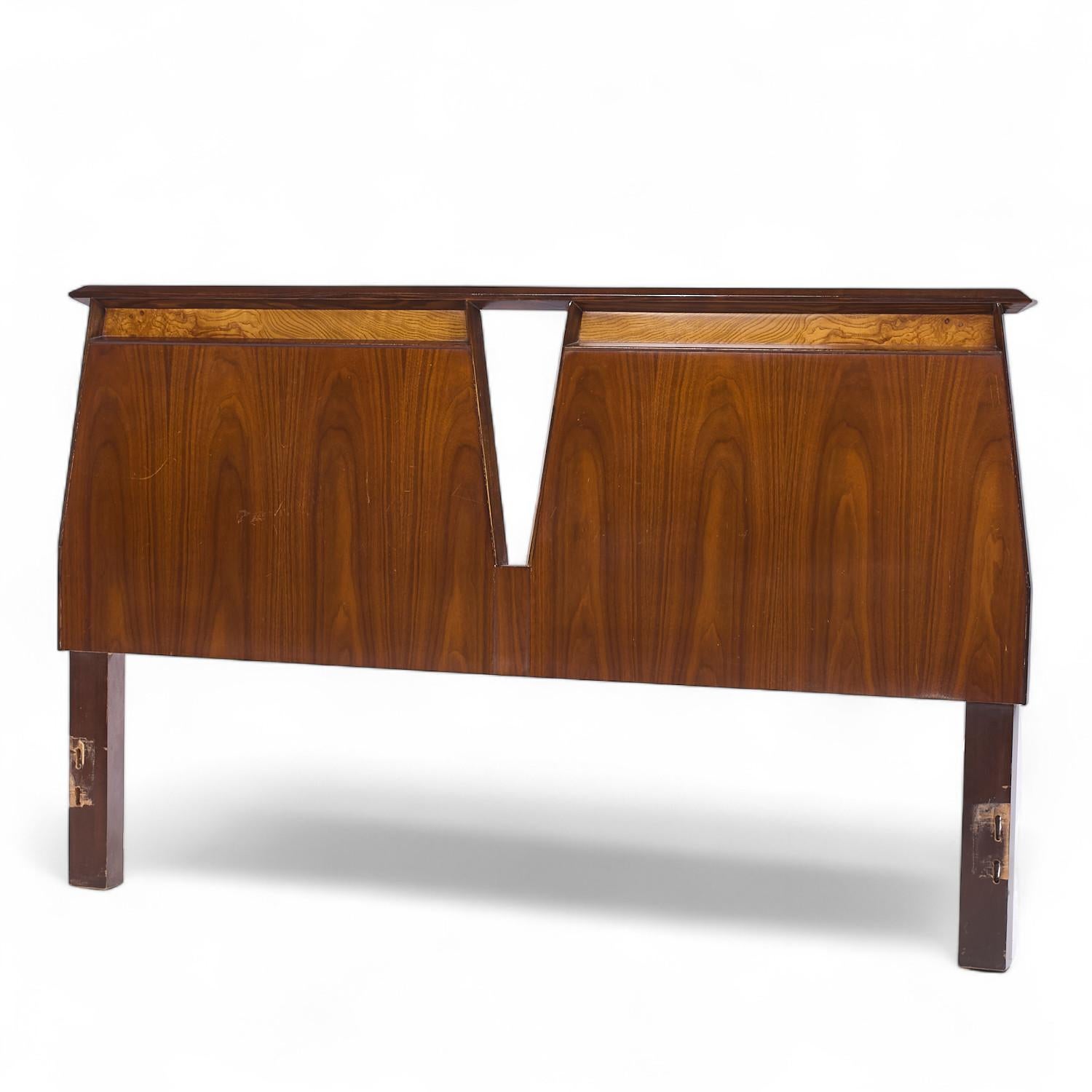 Mid-Century moderno Testiera per regina in noce di Helen Hobey Helen Baker del metà del secolo scorso in vendita