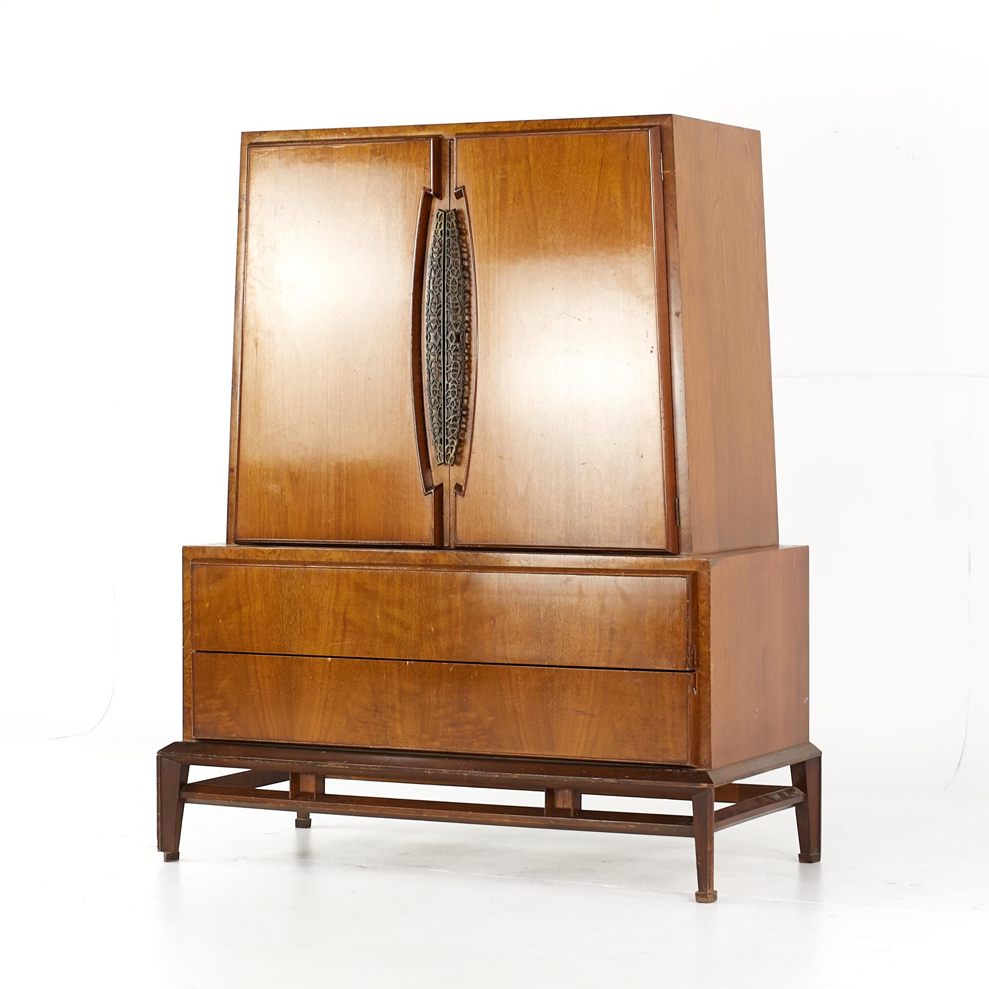 Mid-Century Modern Commode haute Helen Hobey pour Baker en noyer du milieu du siècle dernier en vente