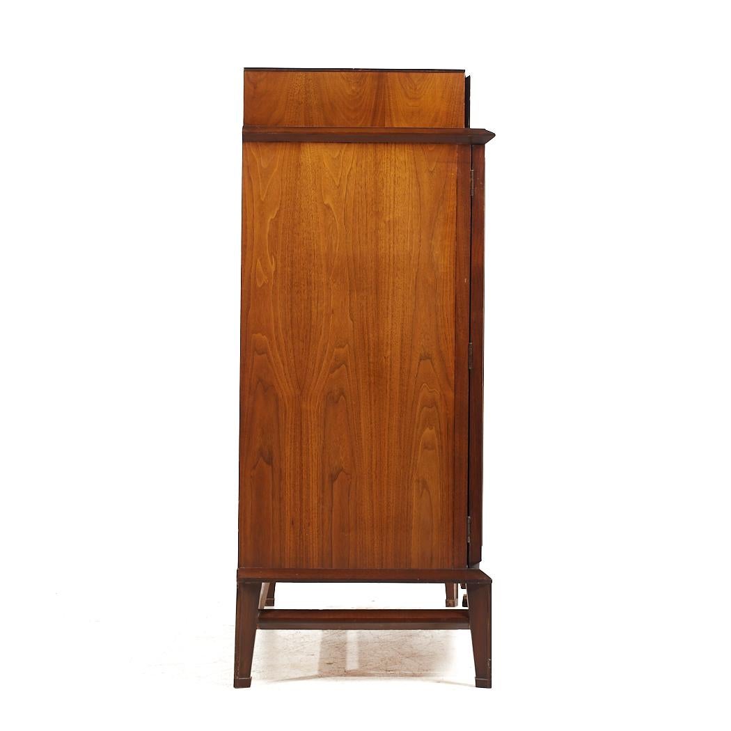 Américain Helen Hobey for Baker Mid Century Highboy Dresser en noyer en vente