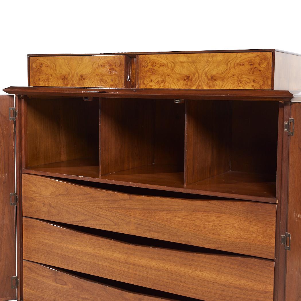 Métal Helen Hobey for Baker Mid Century Highboy Dresser en noyer en vente