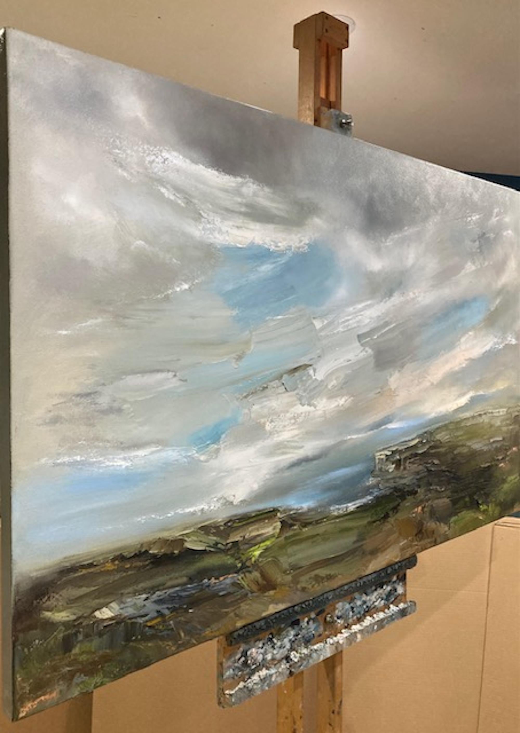 Peinture impressionniste de paysage marin au sommet de la Cliff Top, paysage lunatique de Galles du Sud - Gris Landscape Painting par Helen Howells