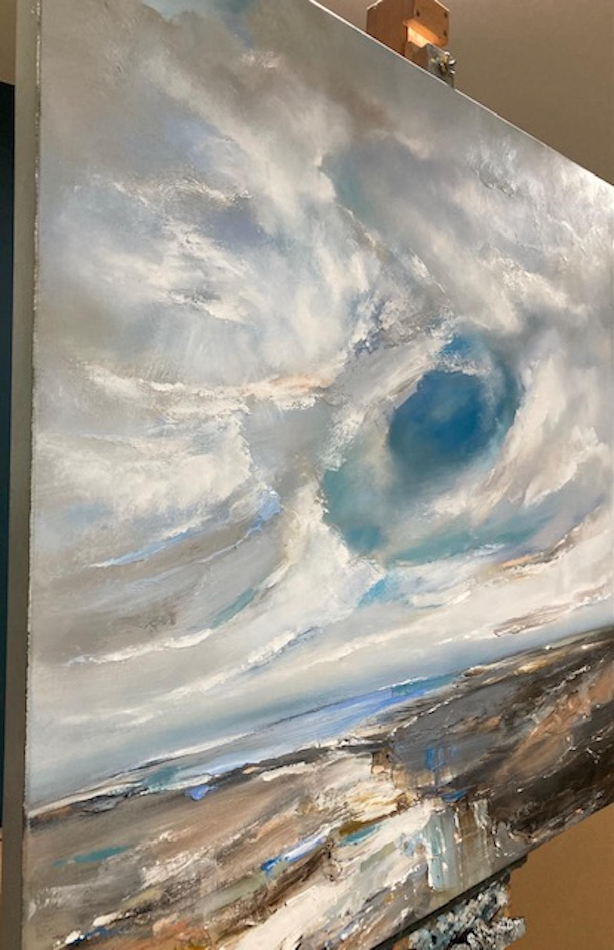 Fallstreak-Wolken, Original-Landschaftsgemälde, blau und grün, zeitgenössische Kunst (Grau), Landscape Painting, von Helen Howells