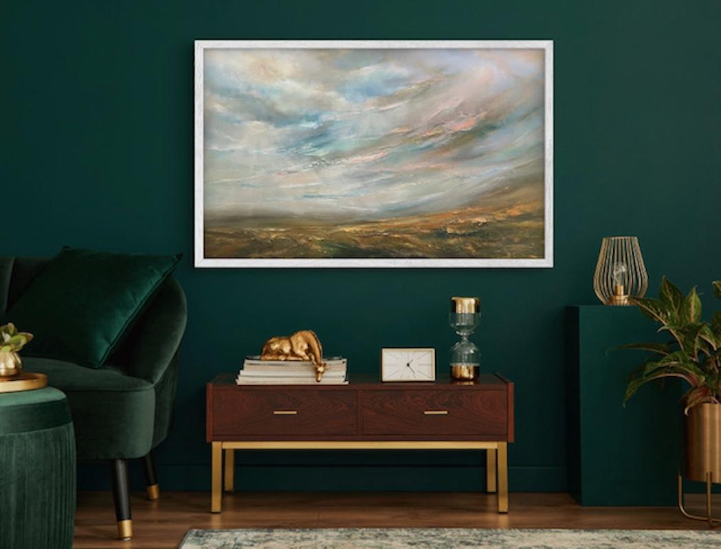 Soft Pink Mountain Sky, Originalgemälde, Landschaft, Ölgemälde, zeitgenössisch (Grau), Landscape Painting, von Helen Howells