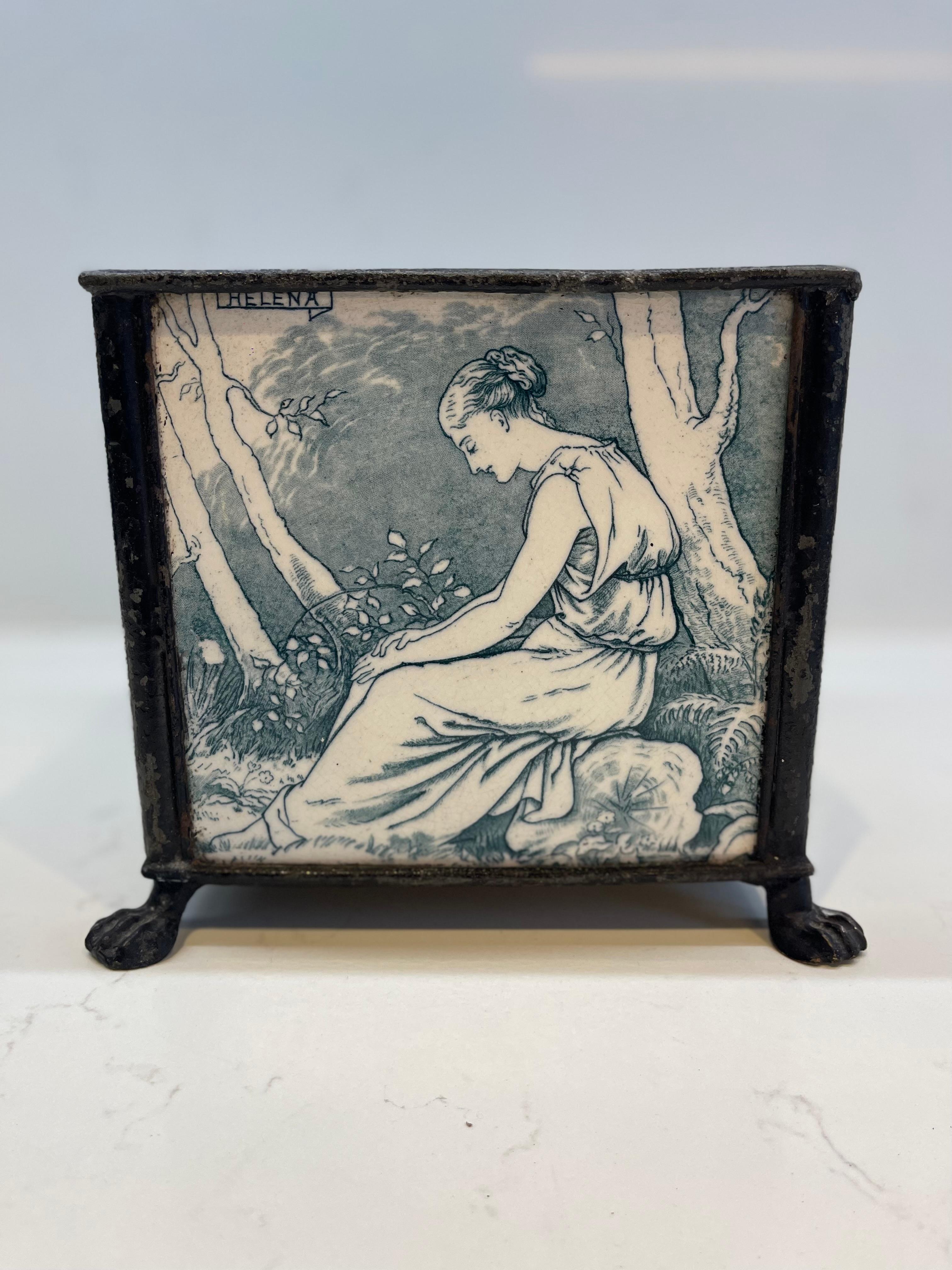 La jardinière en faïence Helen JA Miles Wedgwood de la série Midsummer Night's Dream, c. 1880, témoigne de l'art et de l'artisanat exquis associés à la poterie Wedgwood. Cette série présente souvent des motifs complexes inspirés de la pièce de