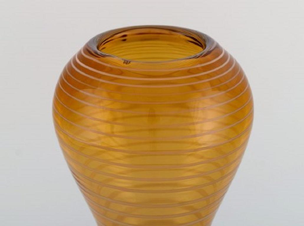 Helén Krantz for Orrefors. Large Fungi vase in amber colored mouth blown art glas with striped design, 1980s.
Measures: 35 x 14.5 cm.
In excellent condition.
Label.