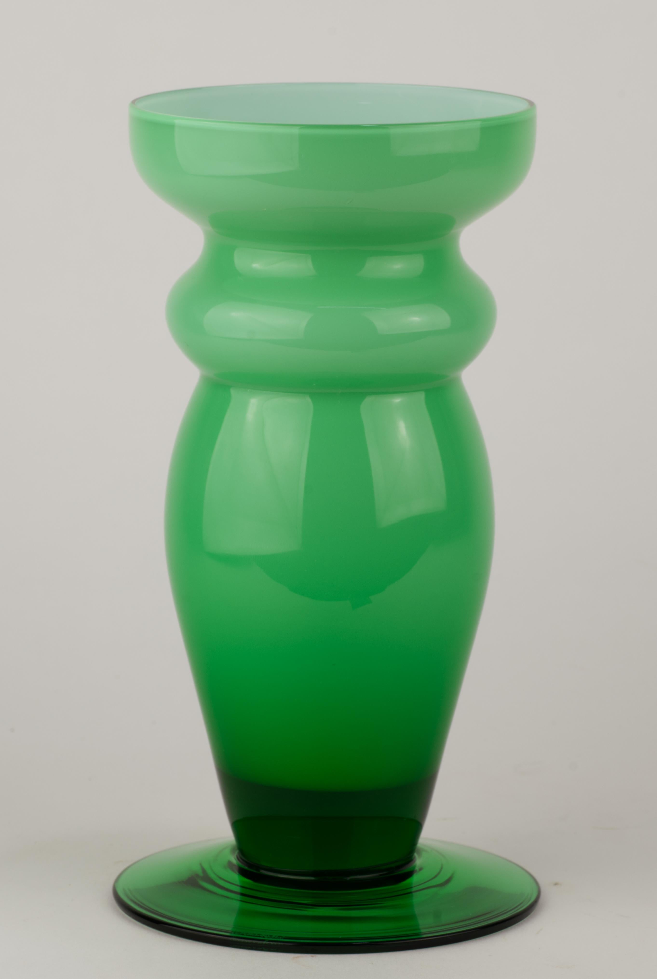  Il moderno vaso in vetro con piede ovoidale e collo e bordo grafici è stato disegnato da Helen Krantz per Orrefors Sweden come parte della serie Salsa. Il vaso è realizzato con la tecnica del sommerso con vetro bianco racchiuso in vetro verde
