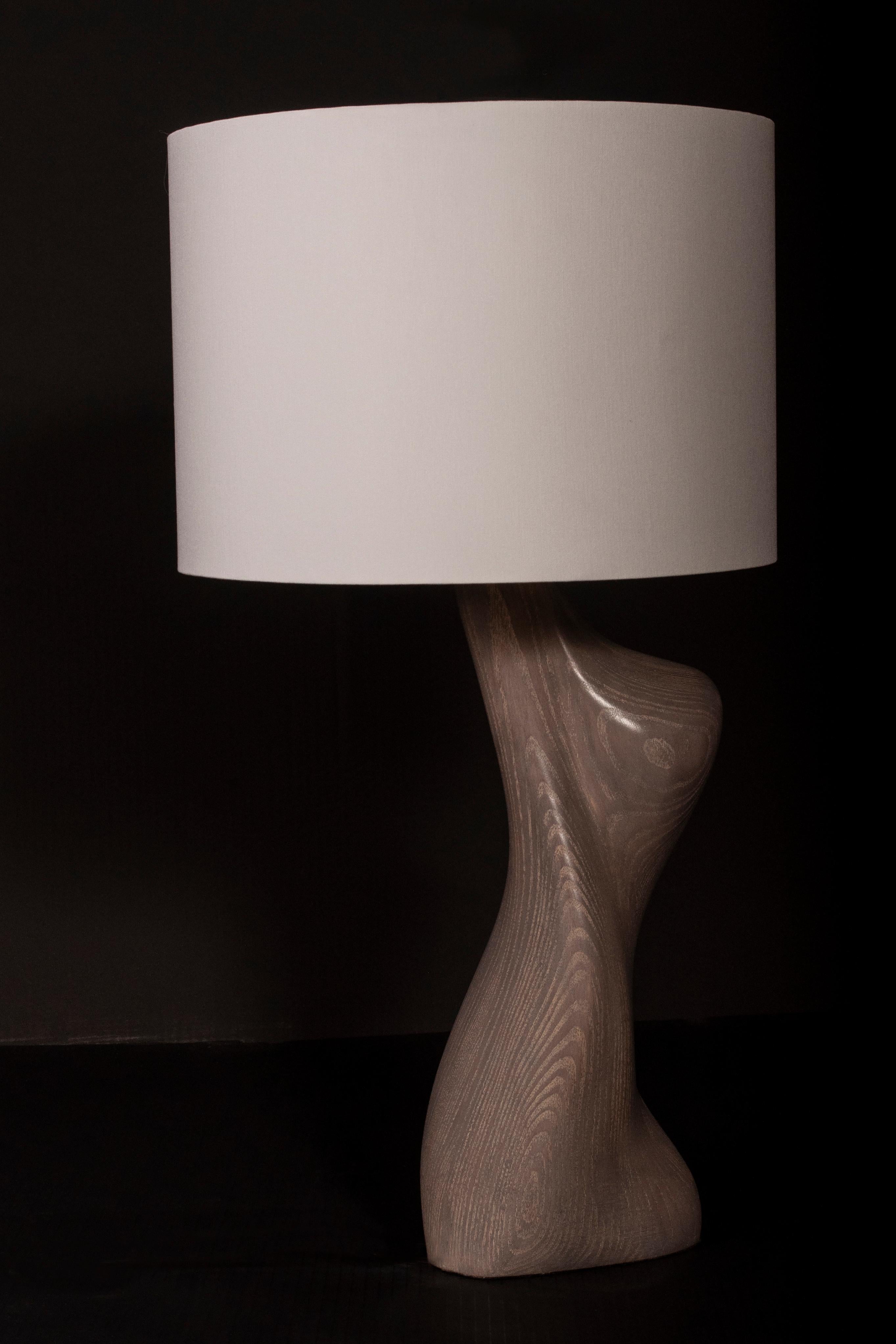 XXI secolo e contemporaneo Lampada Helen Mesa su legno di frassino con paralume in seta avorio di Amorph in vendita
