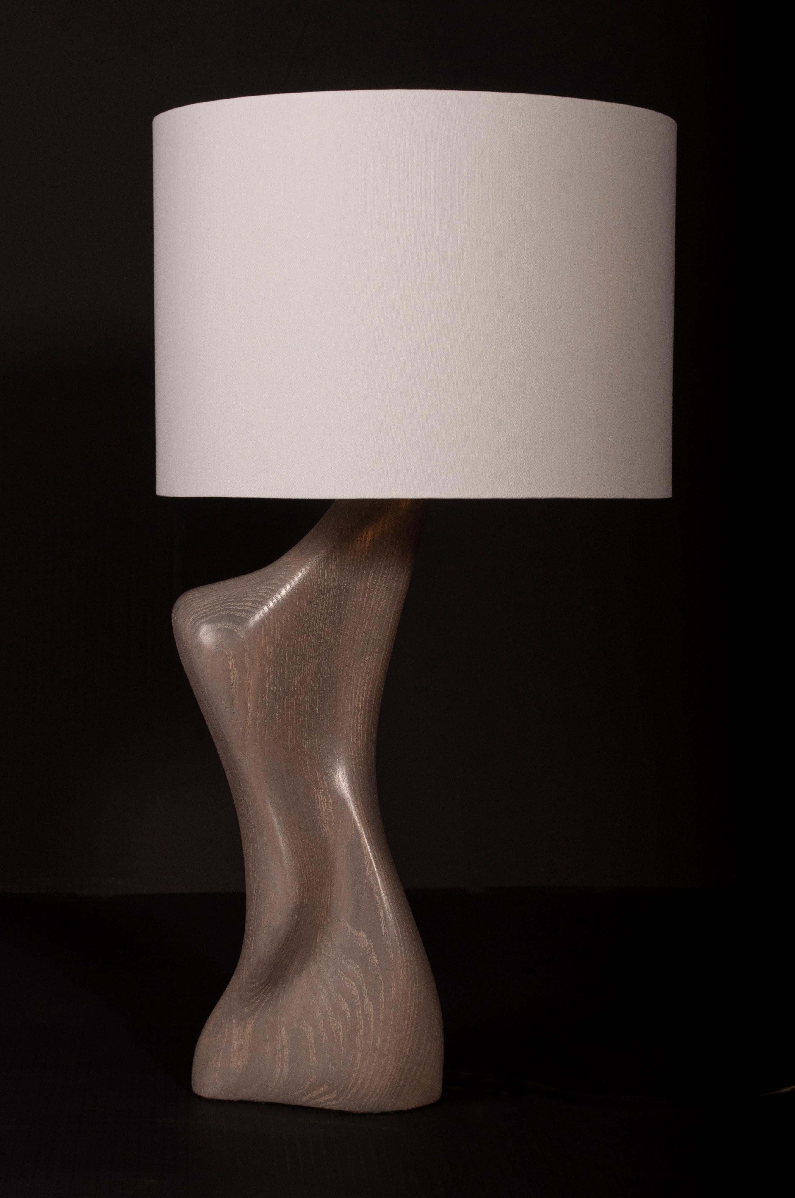 Frassino Lampada Helen Mesa su legno di frassino con paralume in seta avorio di Amorph in vendita