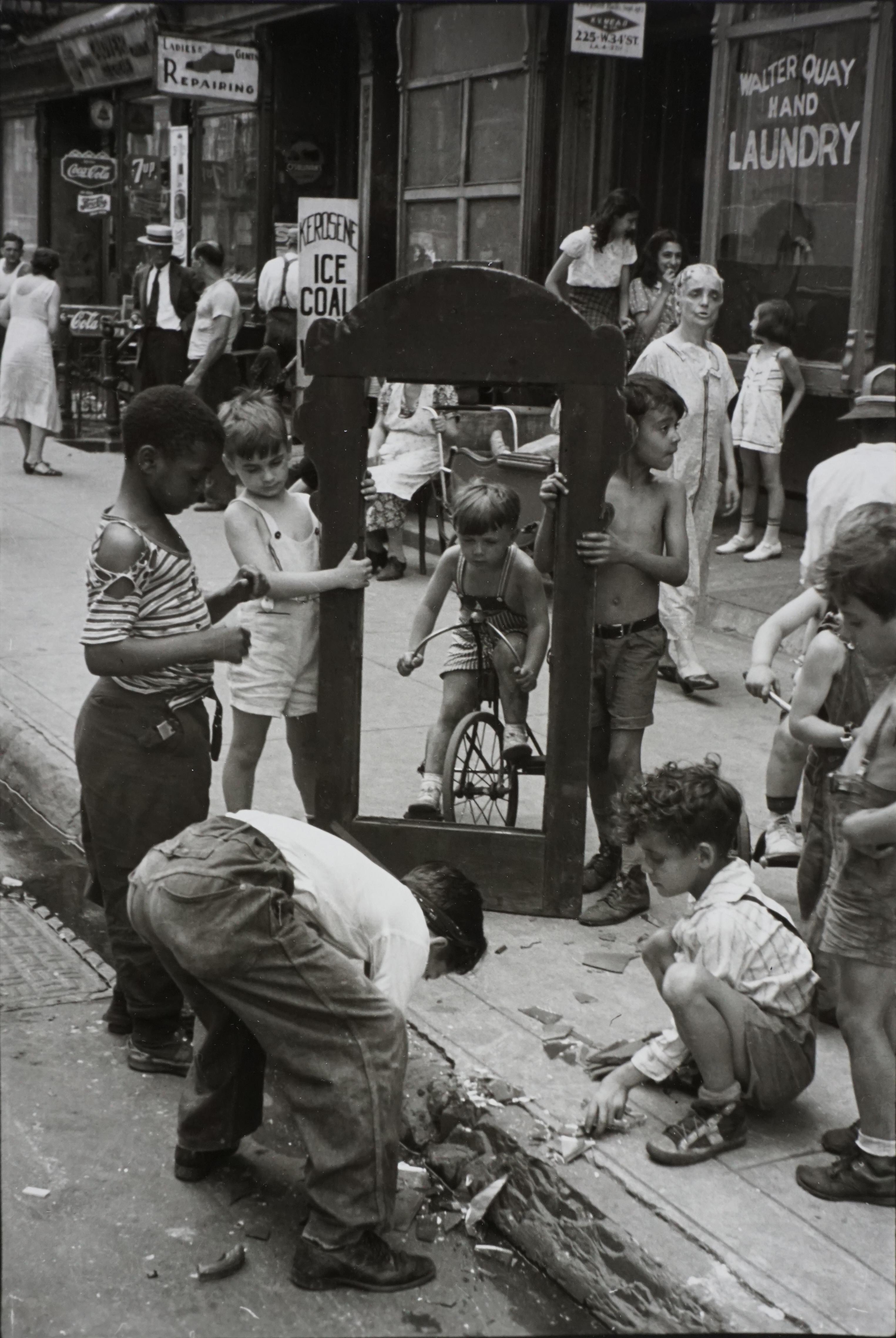 Helen Levitt Black and White Photograph – Kinder mit zerbrochenem Spiegel, New York