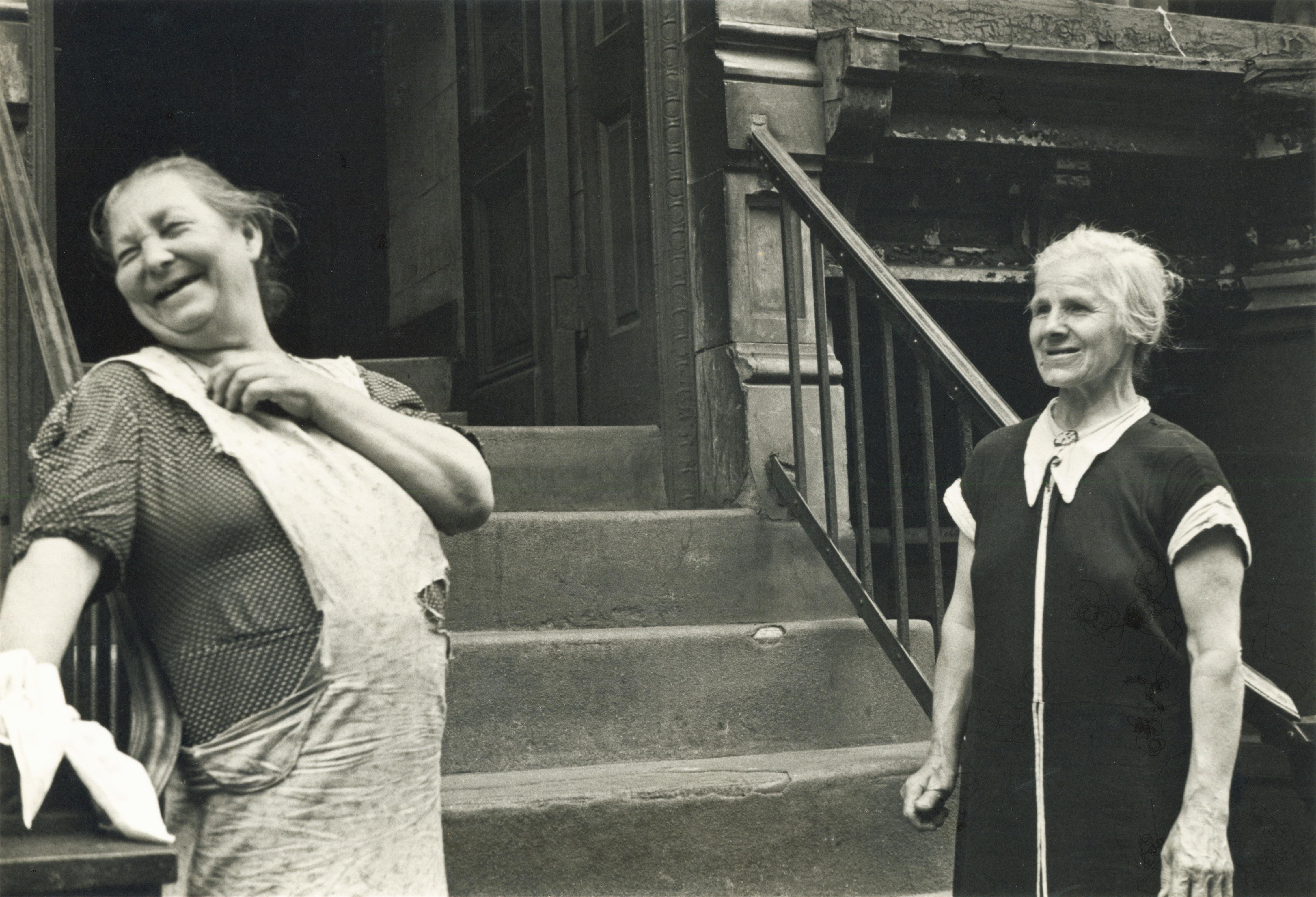 Black and White Photograph Helen Levitt - New York (feuilles qui se lament rire)