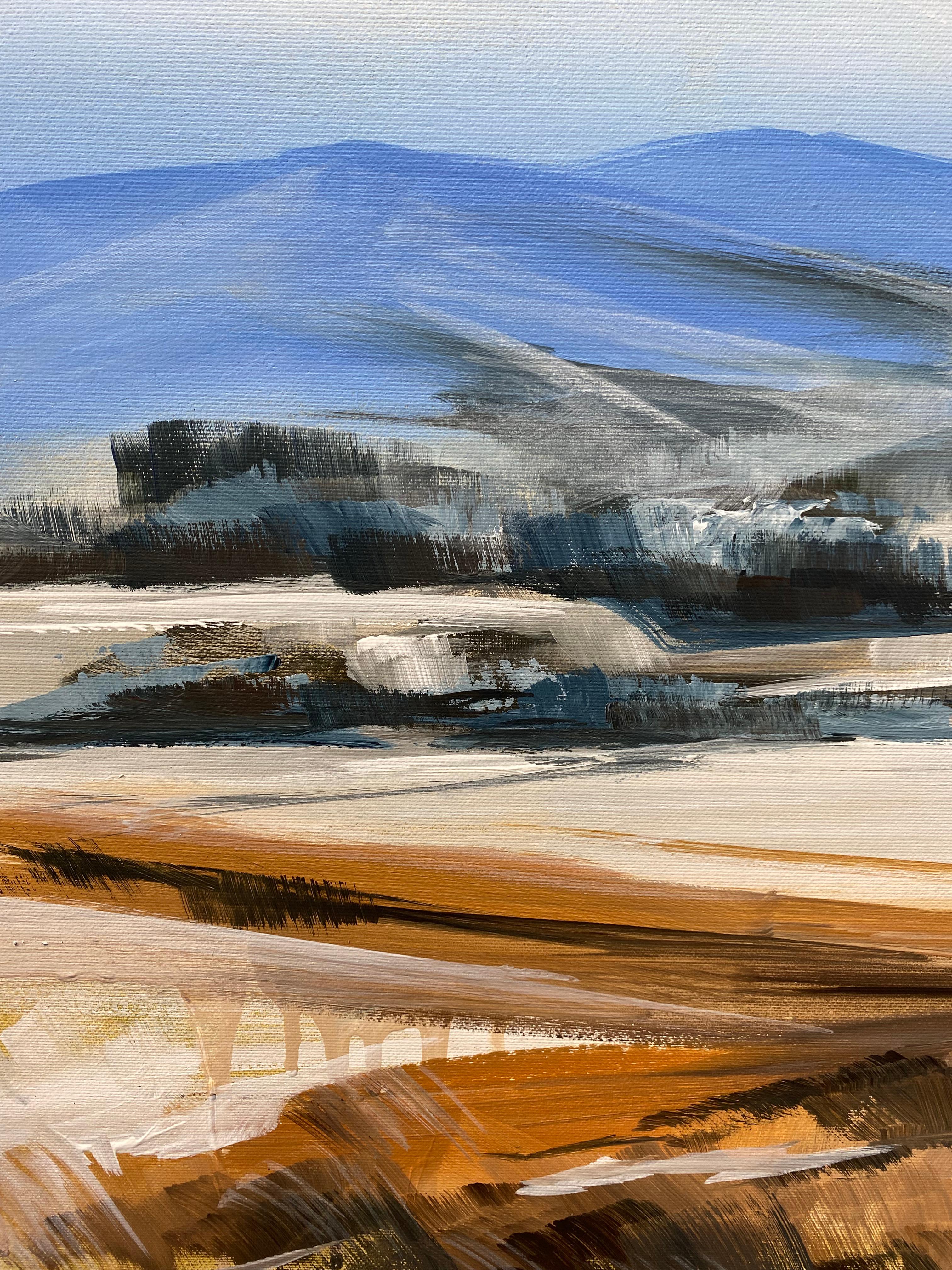 Dieses Gemälde fängt einen Wintertag ein, der auf der Leinwand eingefroren ist. Die unberührten weißen Hügel gehen in sanfte blaue Schatten über und vermitteln ein Gefühl von Kälte und Ruhe. Der hohe Himmel dehnt sich über der Erde aus, gefüllt mit