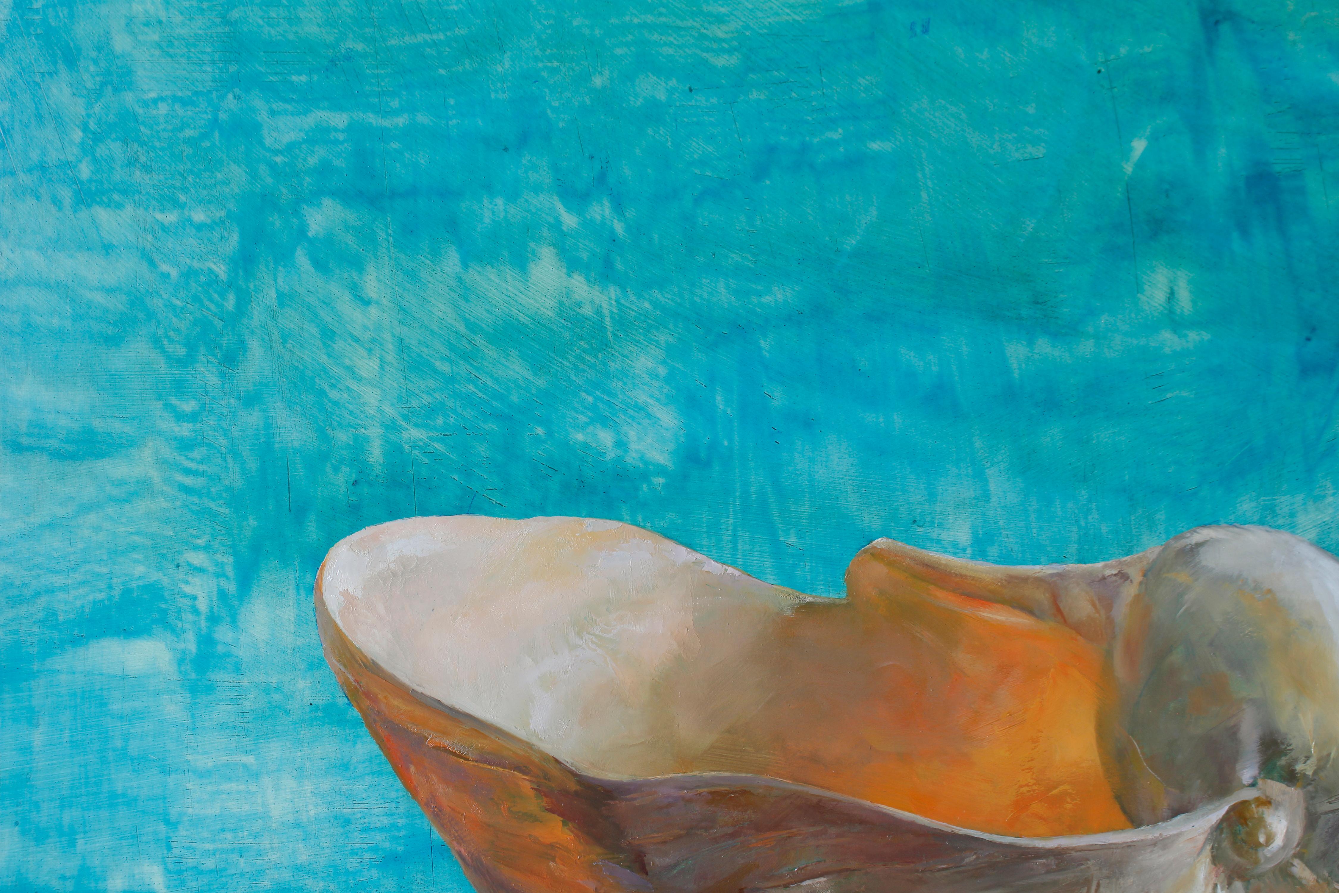 Aqua Bailer Shell - Table Bailer simple coquillage de mer Bailer sur table marron avec fond écaillé - Réalisme Painting par Helen Oh