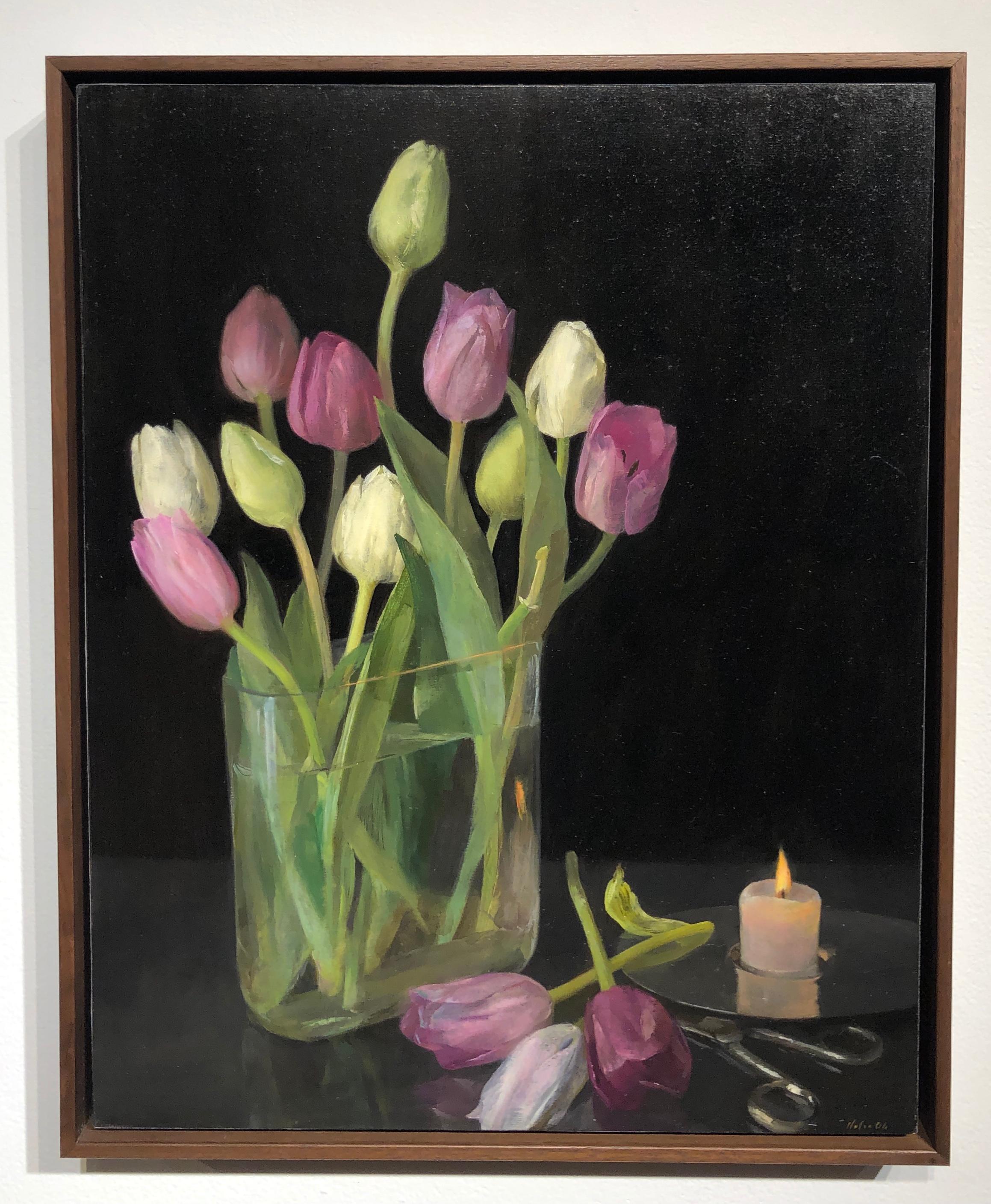 Nature morte aux tulipes, vase en verre de tulipes pastel, ciseaux et bougie allumée - Painting de Helen Oh