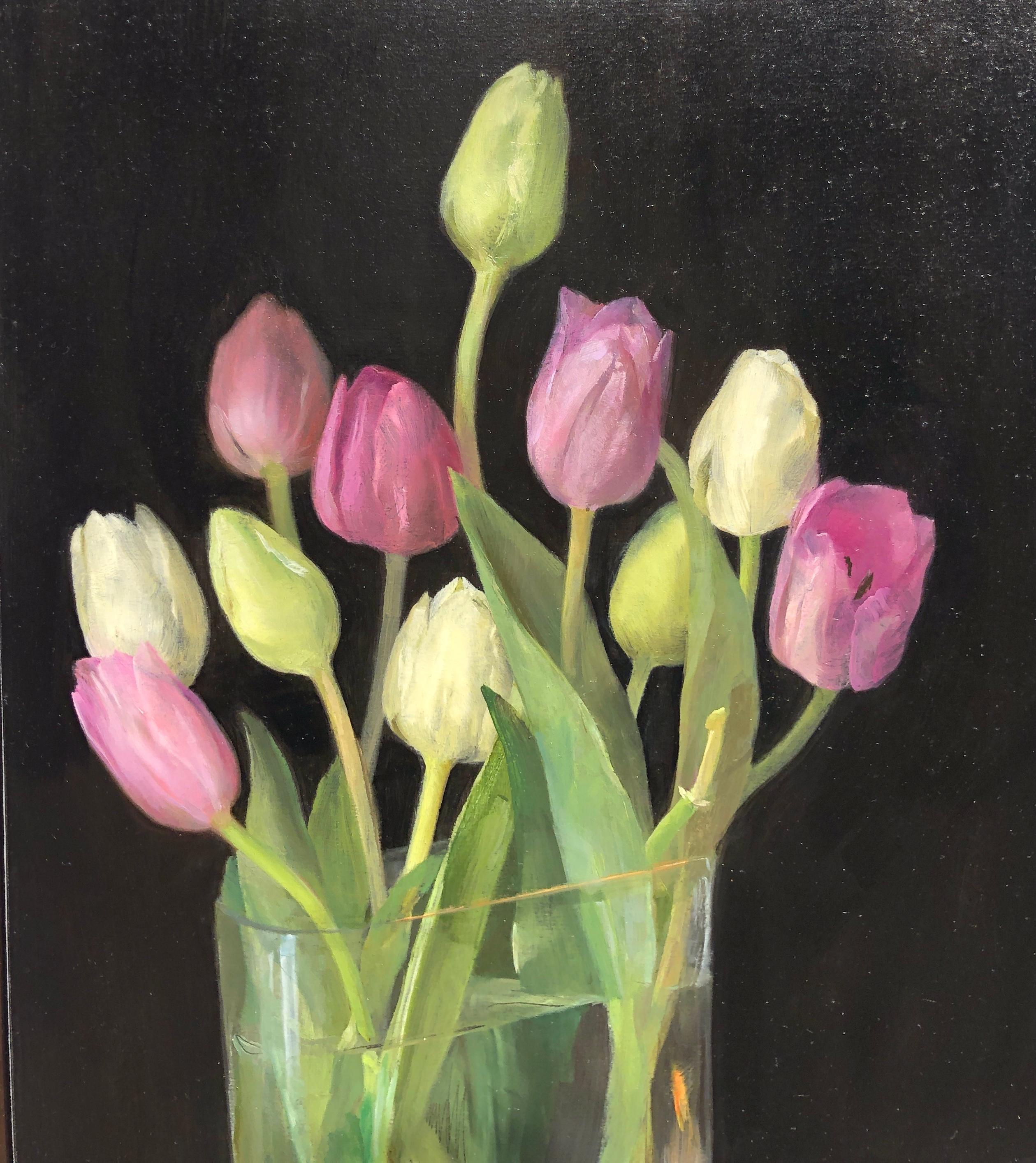 Nature morte aux tulipes, vase en verre de tulipes pastel, ciseaux et bougie allumée - Réalisme Painting par Helen Oh