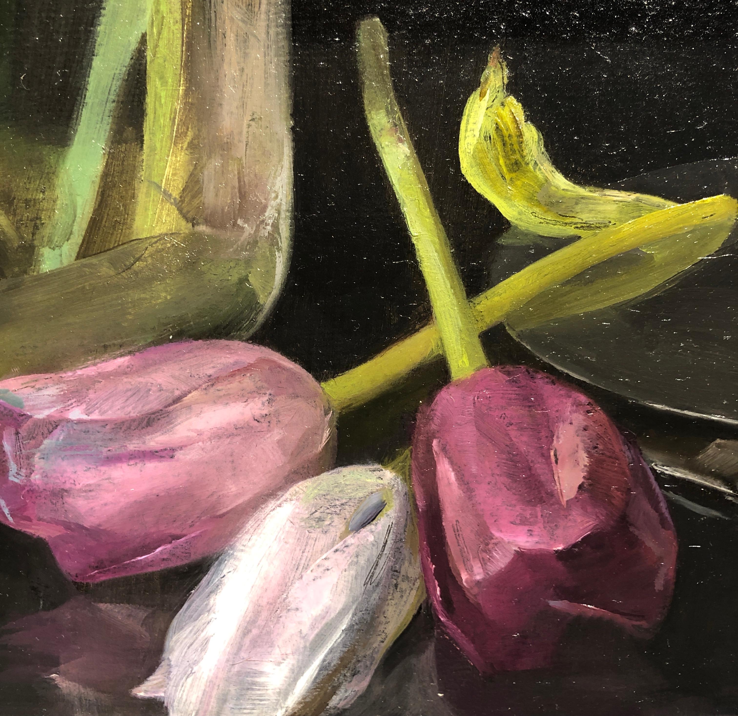 Nature morte aux tulipes, vase en verre de tulipes pastel, ciseaux et bougie allumée en vente 1