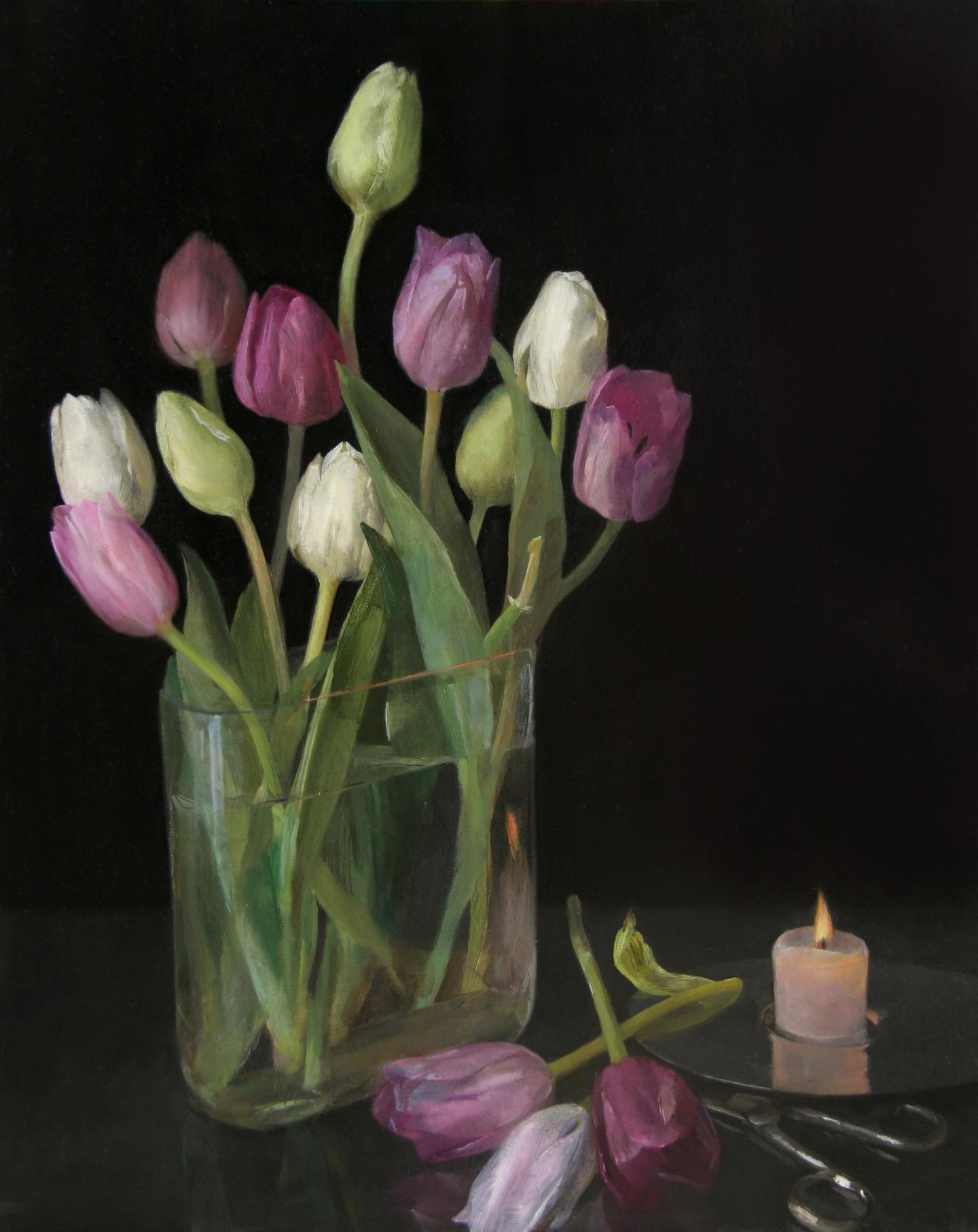 Nature morte aux tulipes, vase en verre de tulipes pastel, ciseaux et bougie allumée