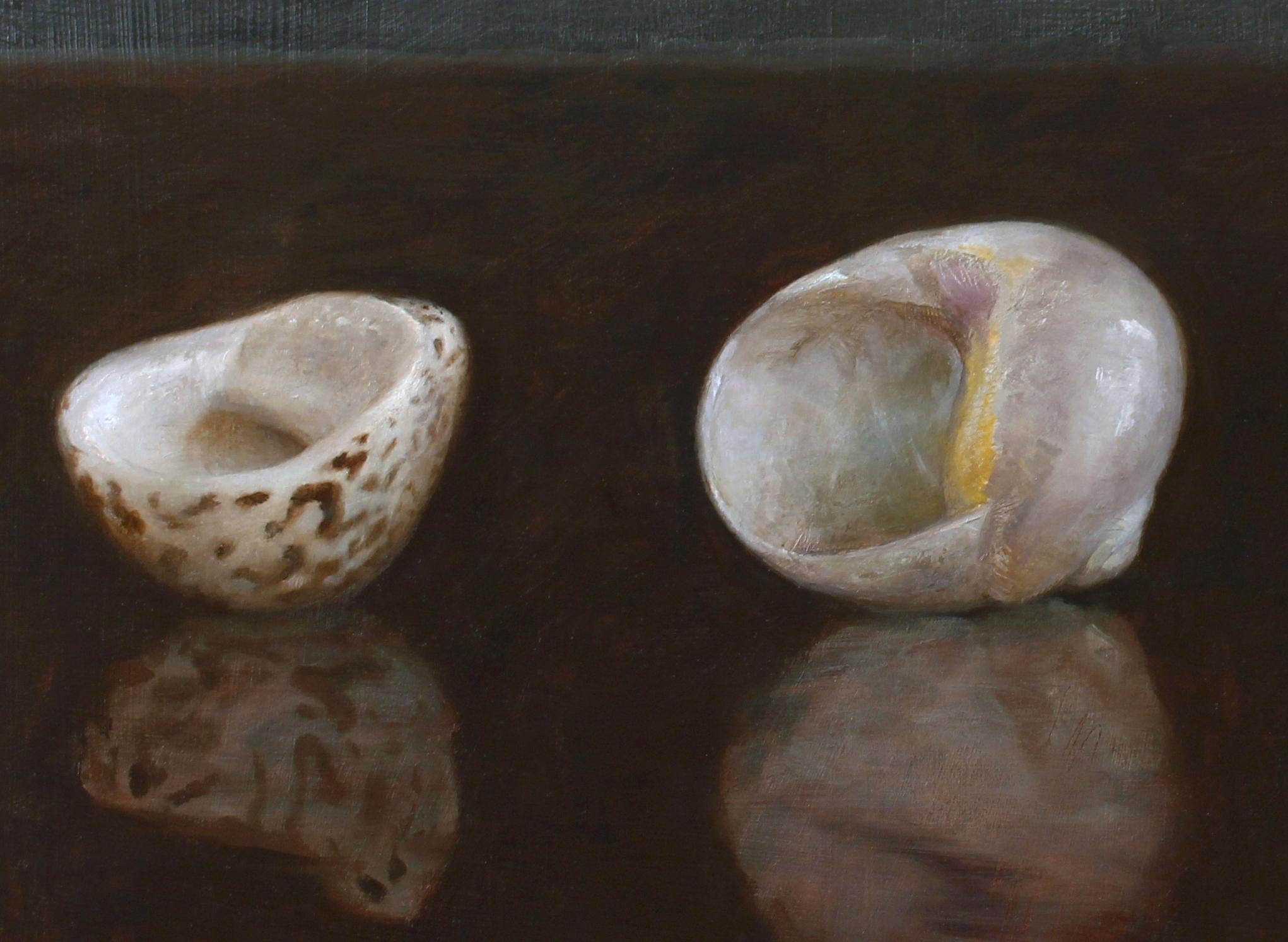 Tre conchiglie - Natura morta di tre conchiglie su un ricco tavolo di mogano, olio su pannello - Painting di Helen Oh