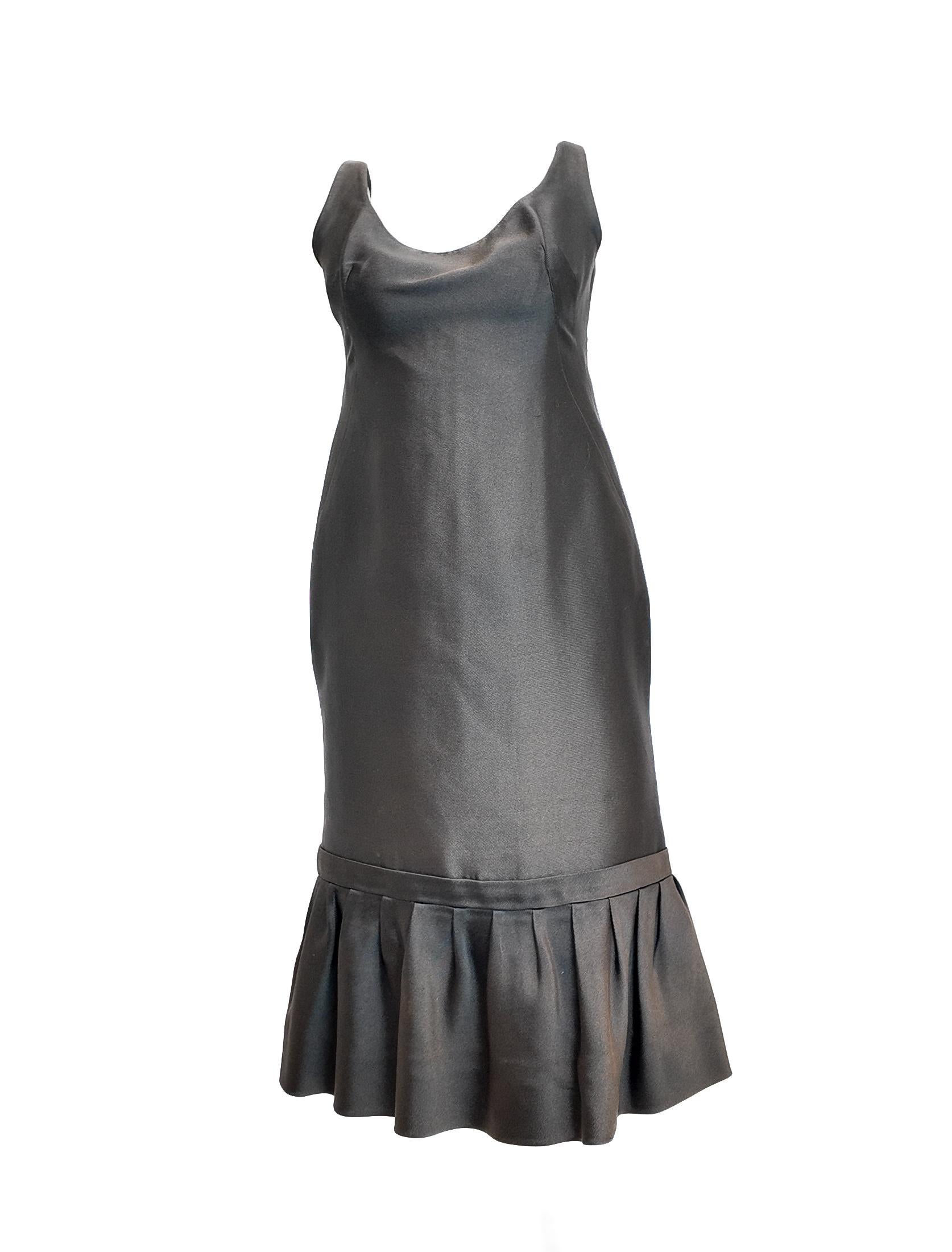 Incarnez l'élégance intemporelle des années 1960 avec l'ensemble de robes Helen Rose, conçu pour être polyvalent sans effort pour les occasions spéciales. Cet ensemble capture le charme vintage, offrant deux pièces remarquables : une veste classique