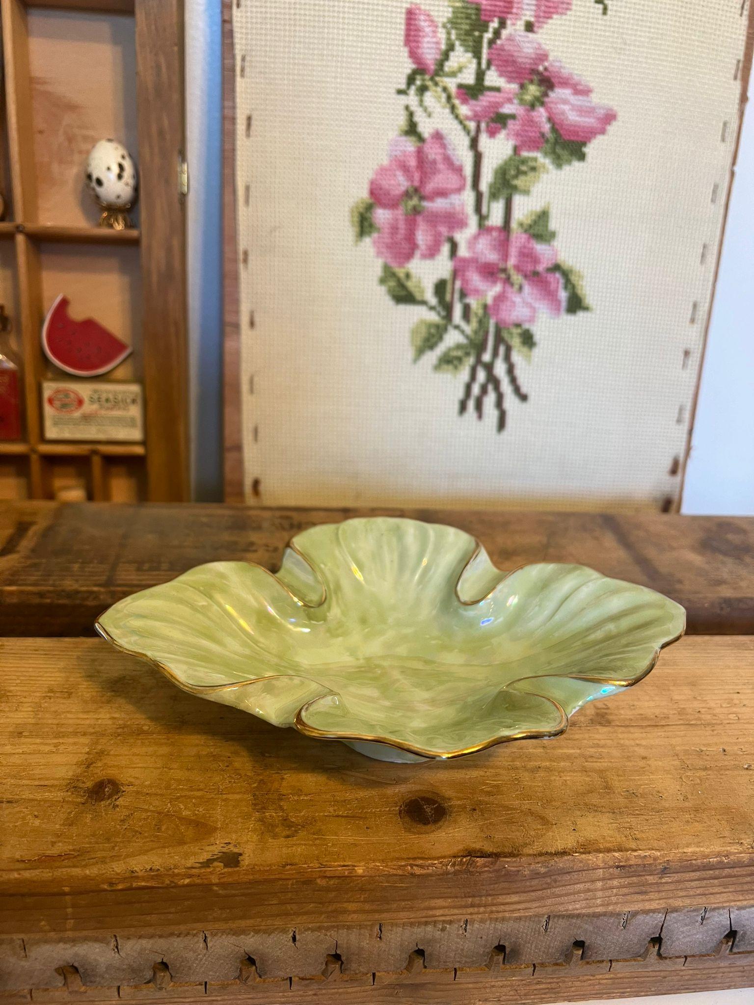 Helen Rose '75 Mid Century Modern Style mit goldfarbenen Akzenten. (Moderne der Mitte des Jahrhunderts) im Angebot