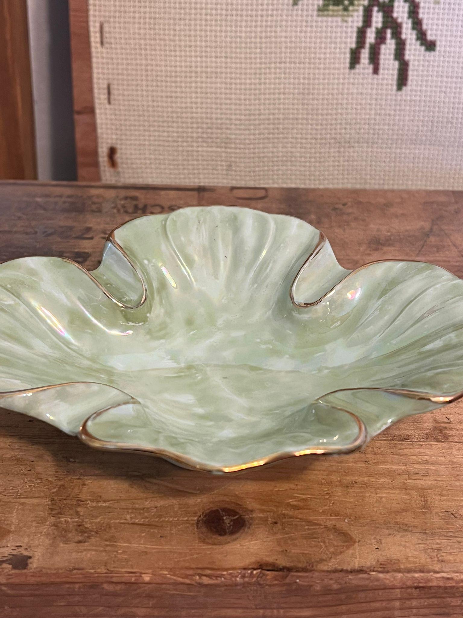 Helen Rose '75 Mid Century Modern Style mit goldfarbenen Akzenten. im Zustand „Gut“ im Angebot in Seattle, WA