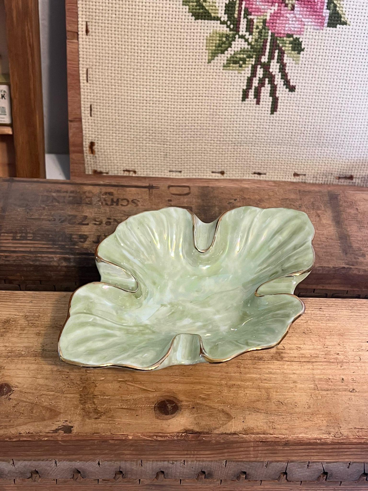 Helen Rose '75 Mid Century Modern Style mit goldfarbenen Akzenten. (Ende des 20. Jahrhunderts) im Angebot