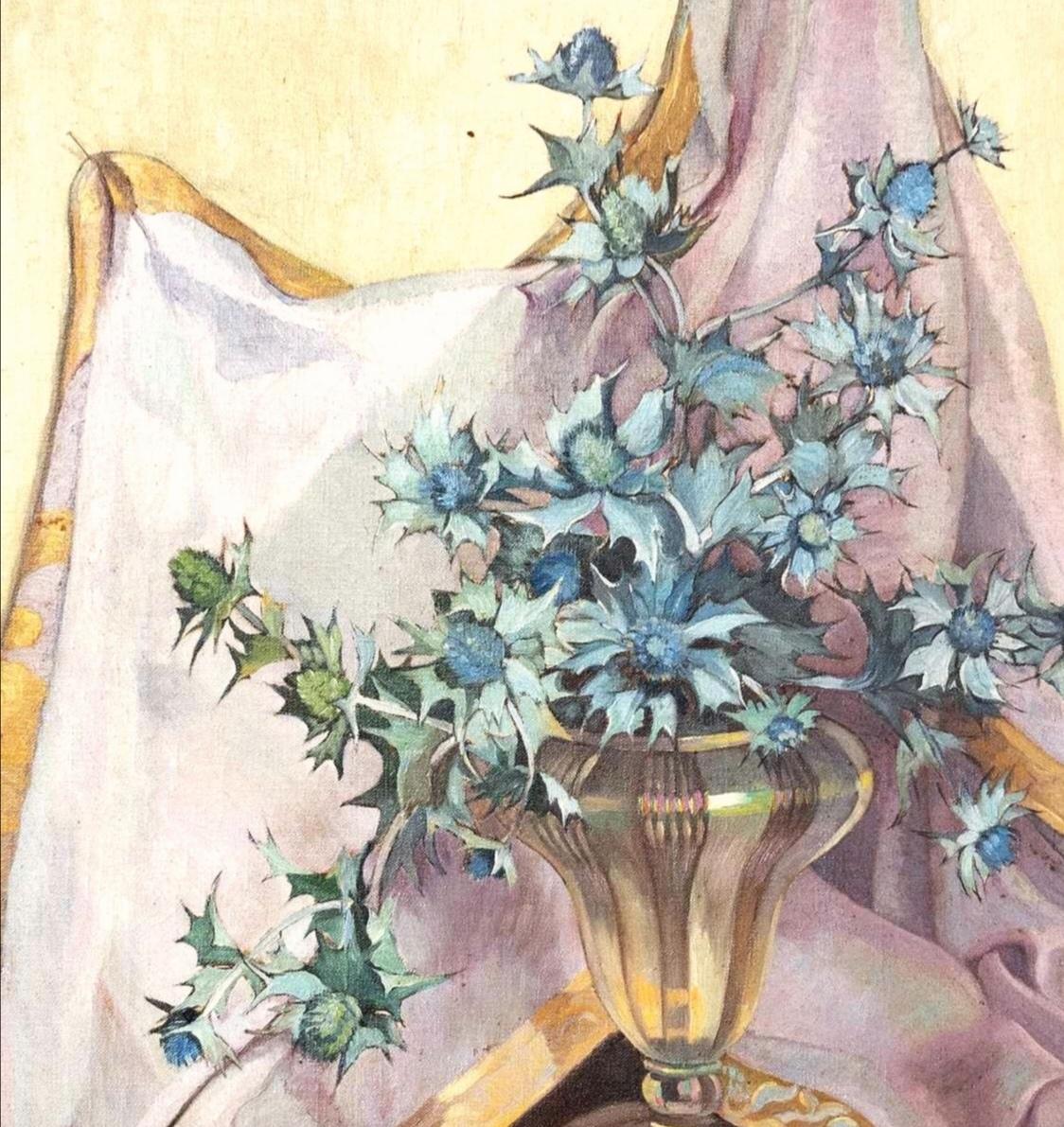 Cardo en jarrón de cristal - Gran bodegón Modern British Pintura al óleo - Still-Life Painting Beige de Helen Stuart Weir