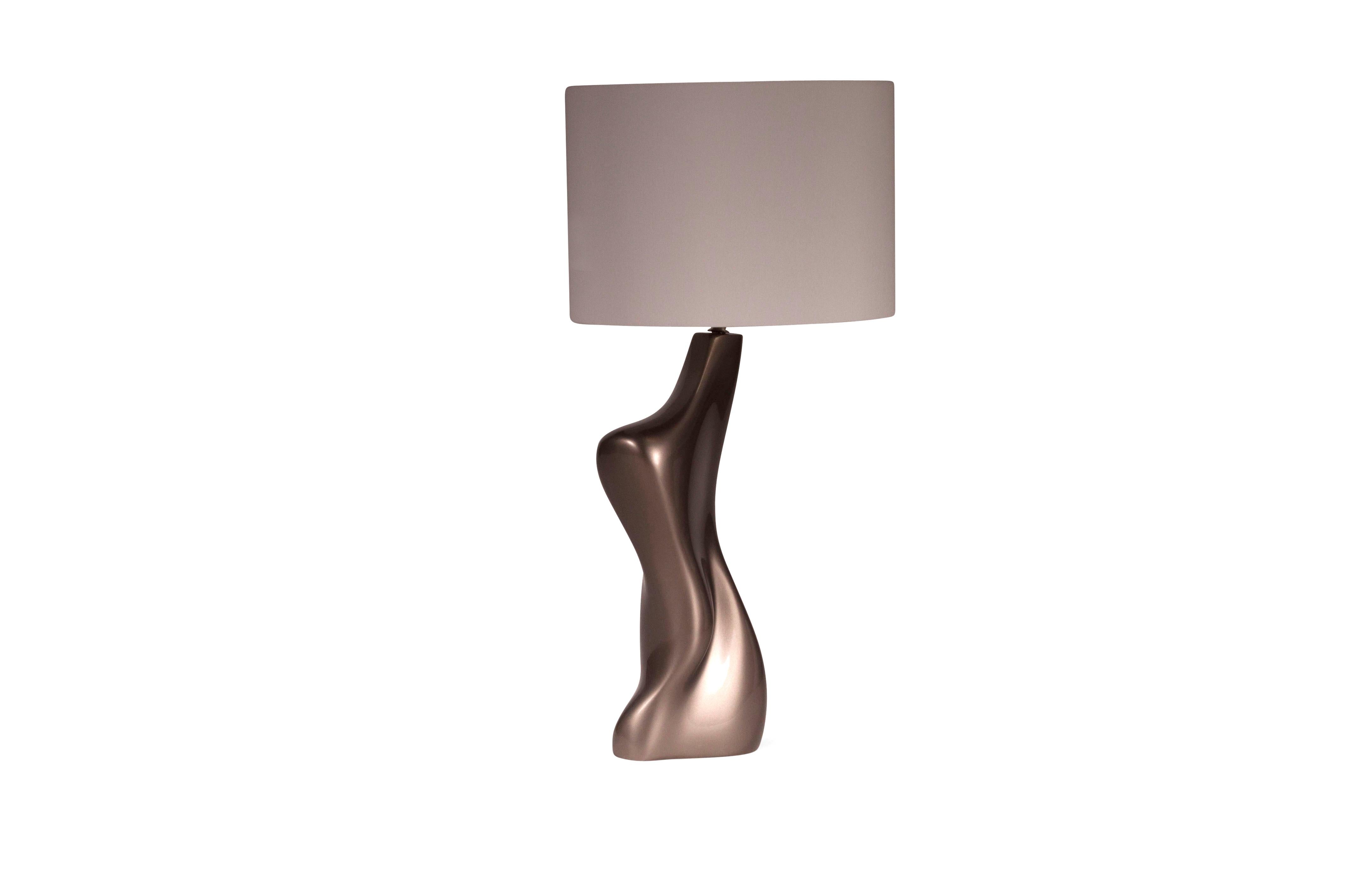 Helen table lamp is a organic shaped table lamp with metallic dark gold.
Dimension of the table lamp is 8