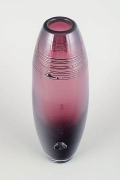 Helén Tapper, de Johansfors. Jarrón grande de cristal artístico en un intenso color amatista.