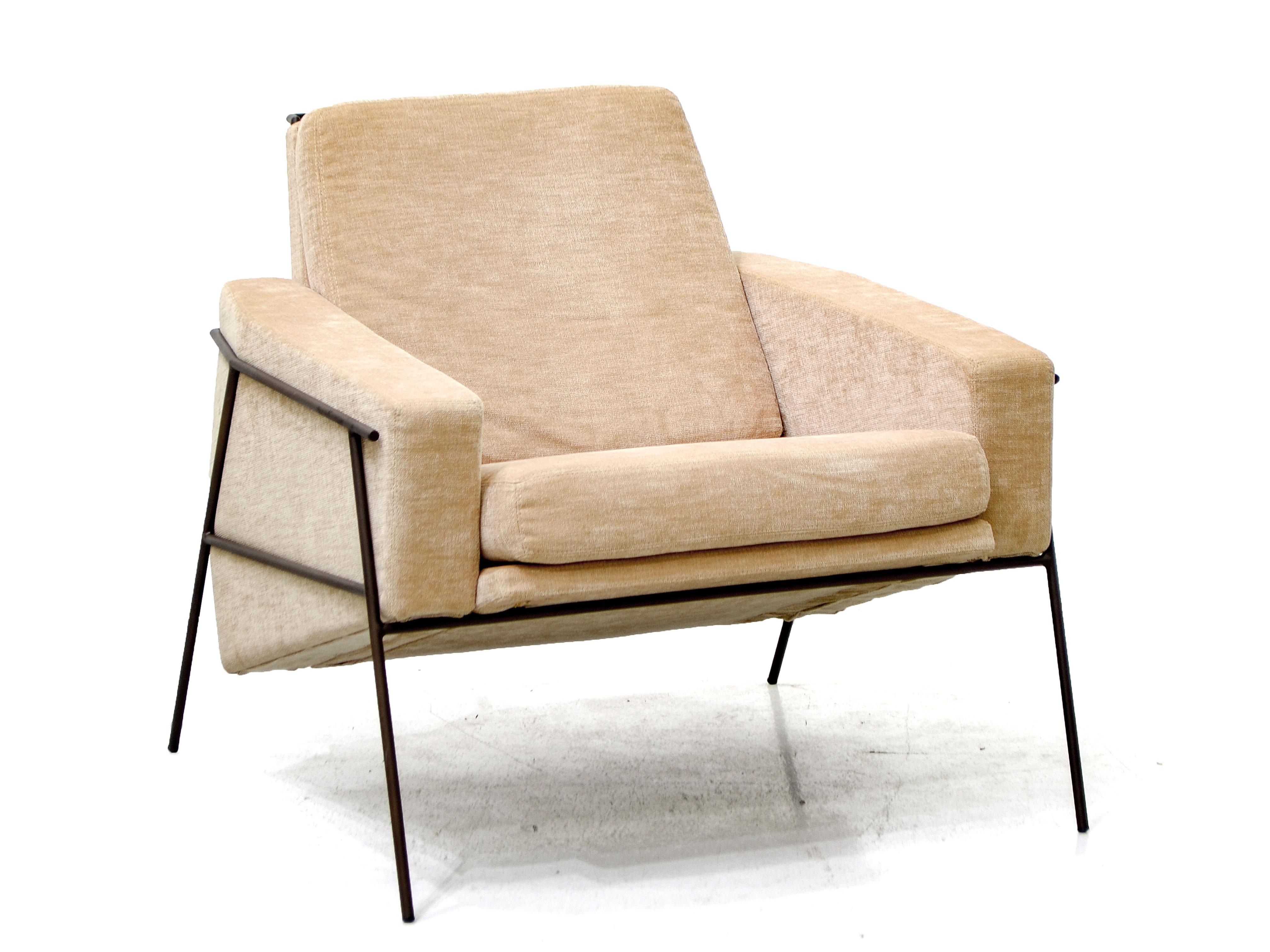 Réalisé en acier peint, ce beau fauteuil, simple et élégant, peut être garni de différentes options de tissus ou de cuir.

Ce fauteuil peut également être vendu sans le pouf qui l'accompagne.

Zanini de Zanine est né à Rio de Janeiro, en 1978.