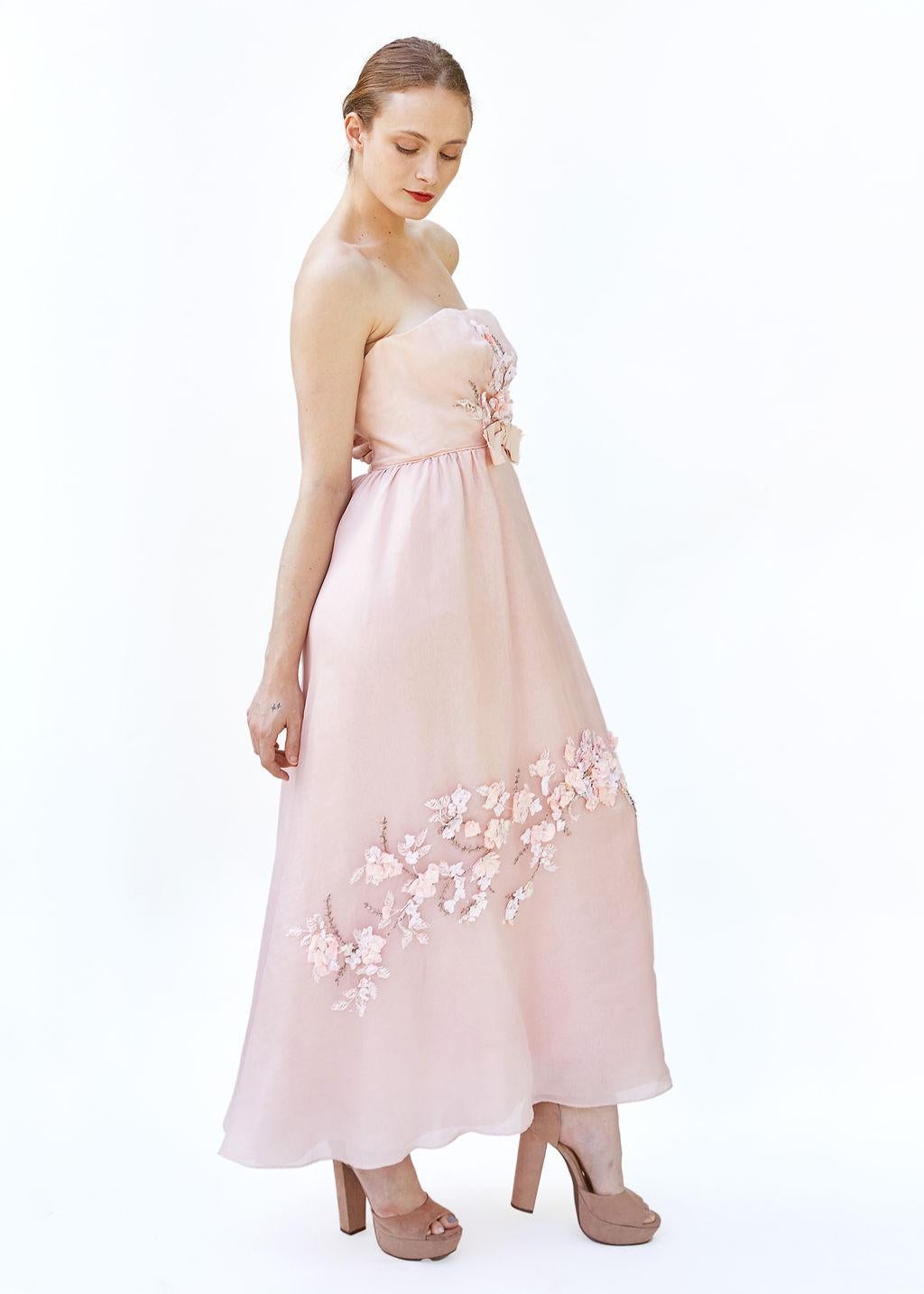 Helena Barbieri 1964 abito rosa pallido con fiocco e ornamento floreale senza spalline in vendita 2
