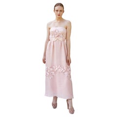 Helena Barbieri 1964 Vestido sin tirantes con adornos florales y lazo rosa pálido