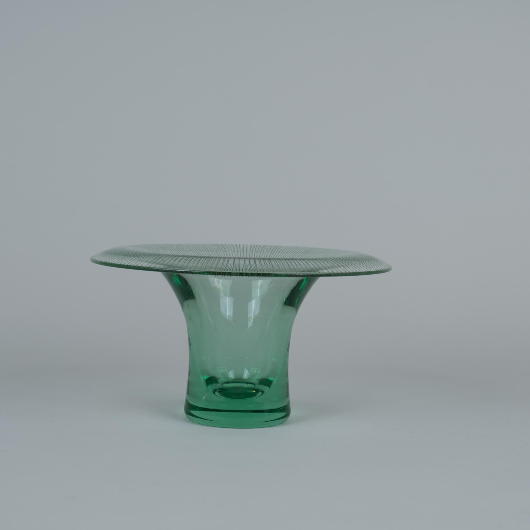 Helena Turpeinen (Tynell) Jarrón seta verde grabado, Riihimäenlasi Década de 1940 Escandinavo moderno en venta