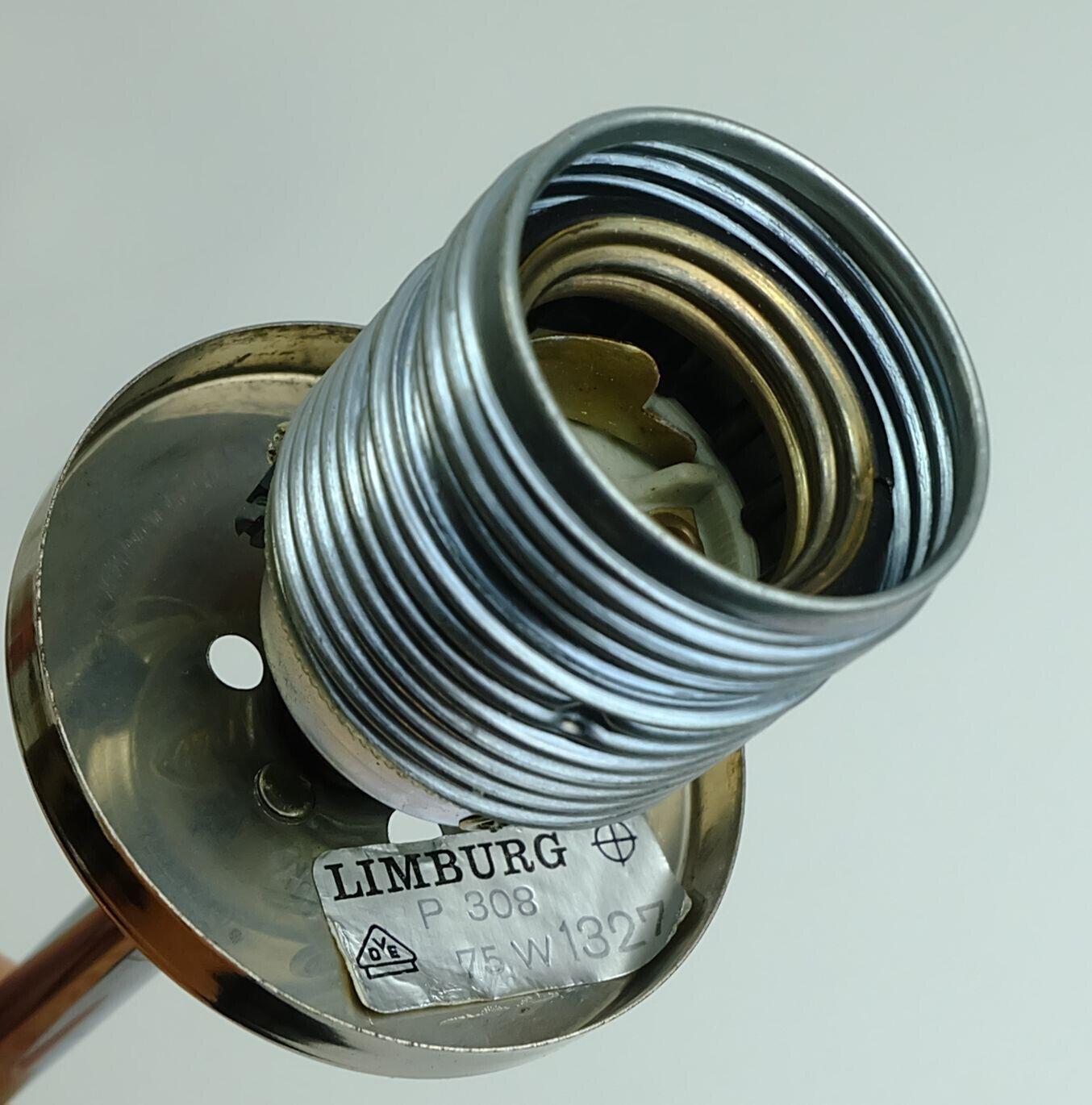 Lampe des années 1960 conçue par Helena Tynell pour Glashuette Limburg. Abat-jour en verre bulle transparent, tube chromé sur le dessus. Fil électrique noir et capotage noir. Peut contenir 1 ampoule E27 (l'ampoule n'est pas incluse dans l'offre).