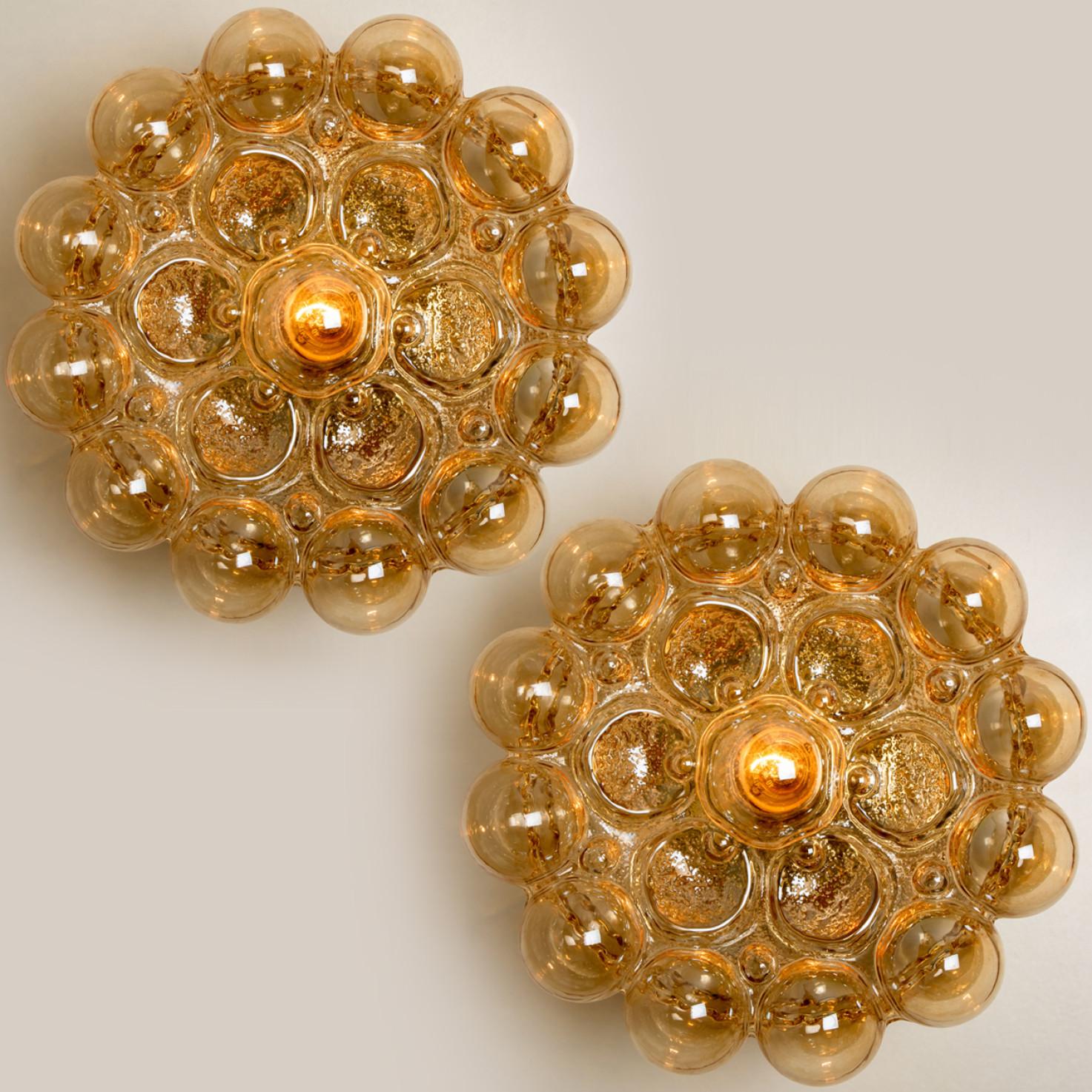 Preciosos apliques/empotrables de burbujas grandes de alta gama de Helena Tynell para Glashütte Limburg, Alemania, años 60.
De cristal brillante de color ámbar con base de latón. Ilumina maravillosamente.

El precio es por pieza. Se venderán