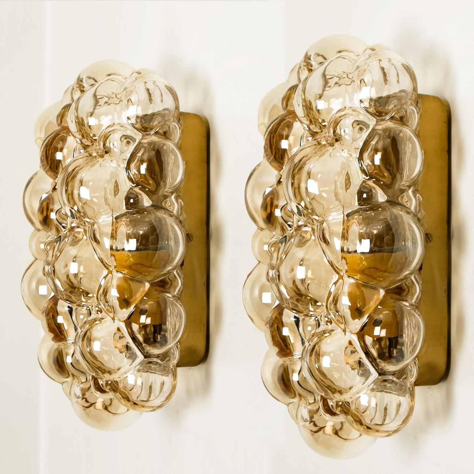 1 de los 4 preciosos apliques burbuja grandes de alta gama de Helena Tynell para Glashütte Limburg, Alemania, años 60.
De cristal brillante de color ámbar con base de latón. Ilumina maravillosamente.

El precio es por pieza. Se venderán