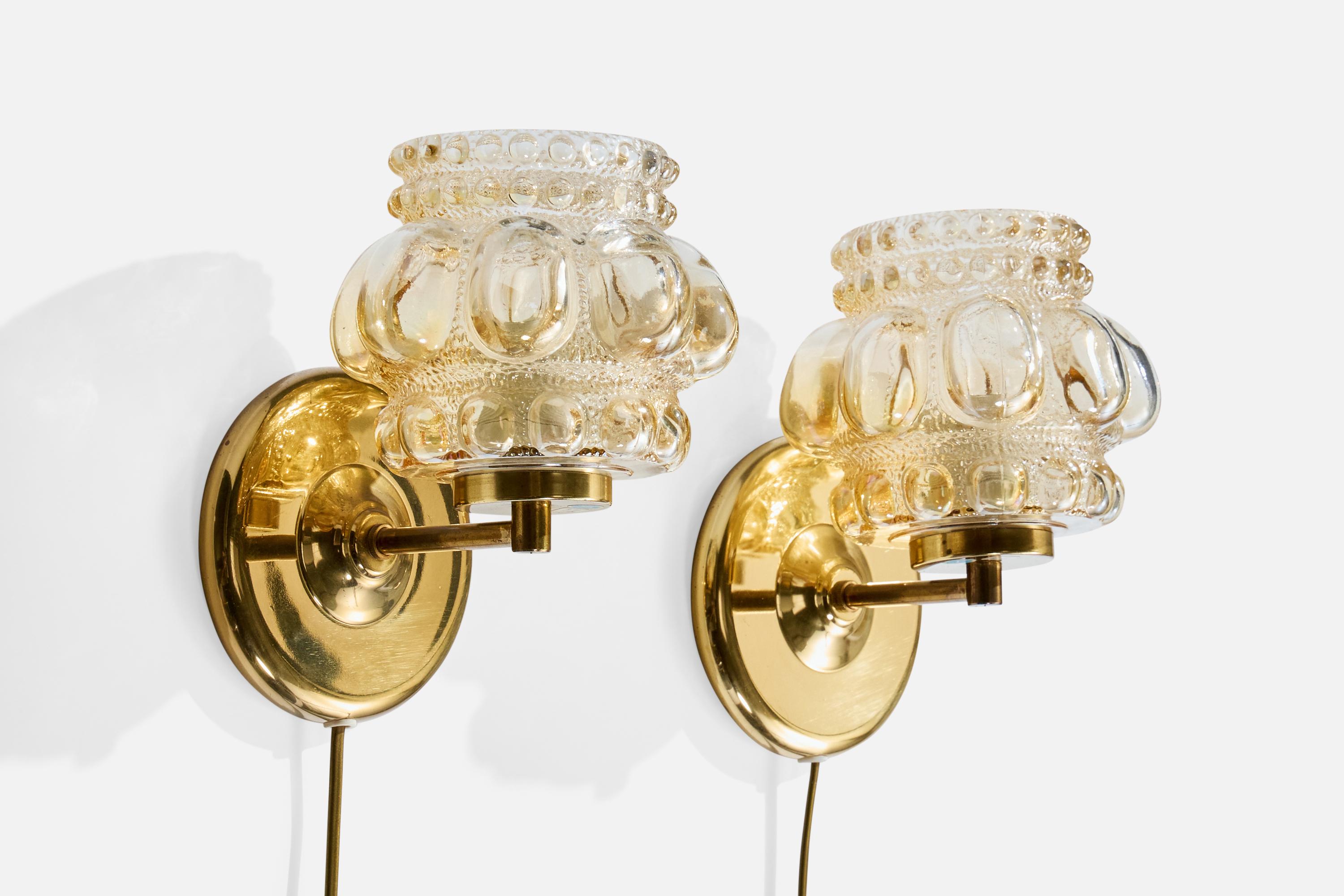 Pareja de apliques de latón y cristal fabricados por Ivars, Suecia, c. 1960. Diseño atribuido a Helena Tynell.

Dimensiones totales (pulgadas): 8,5