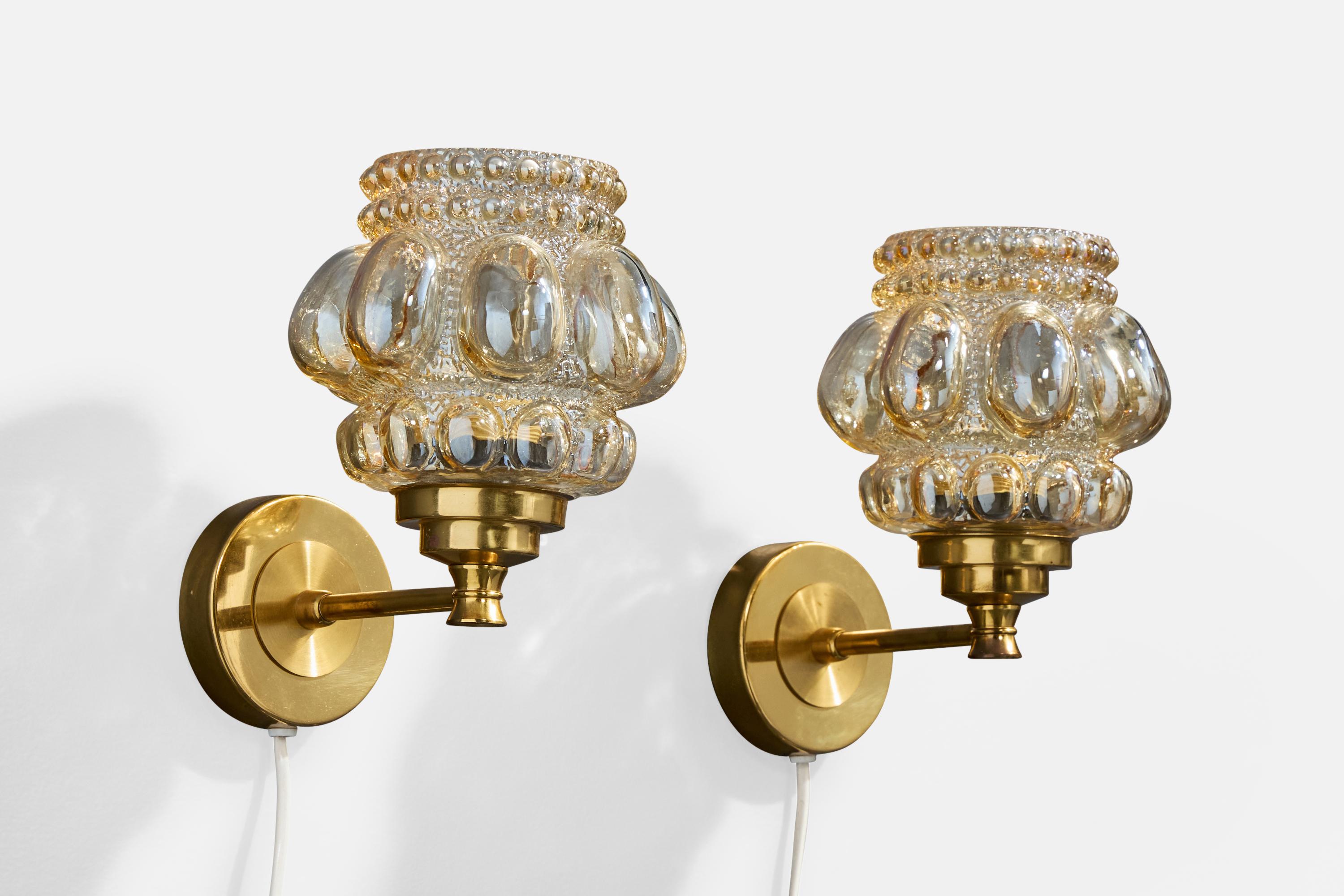 Applique murale en laiton et verre fabriquée par G.B.W., Suède, vers les années 1960. Design/One attribué à Helena Tynell.

Dimensions globales (en pouces) : 8,0 