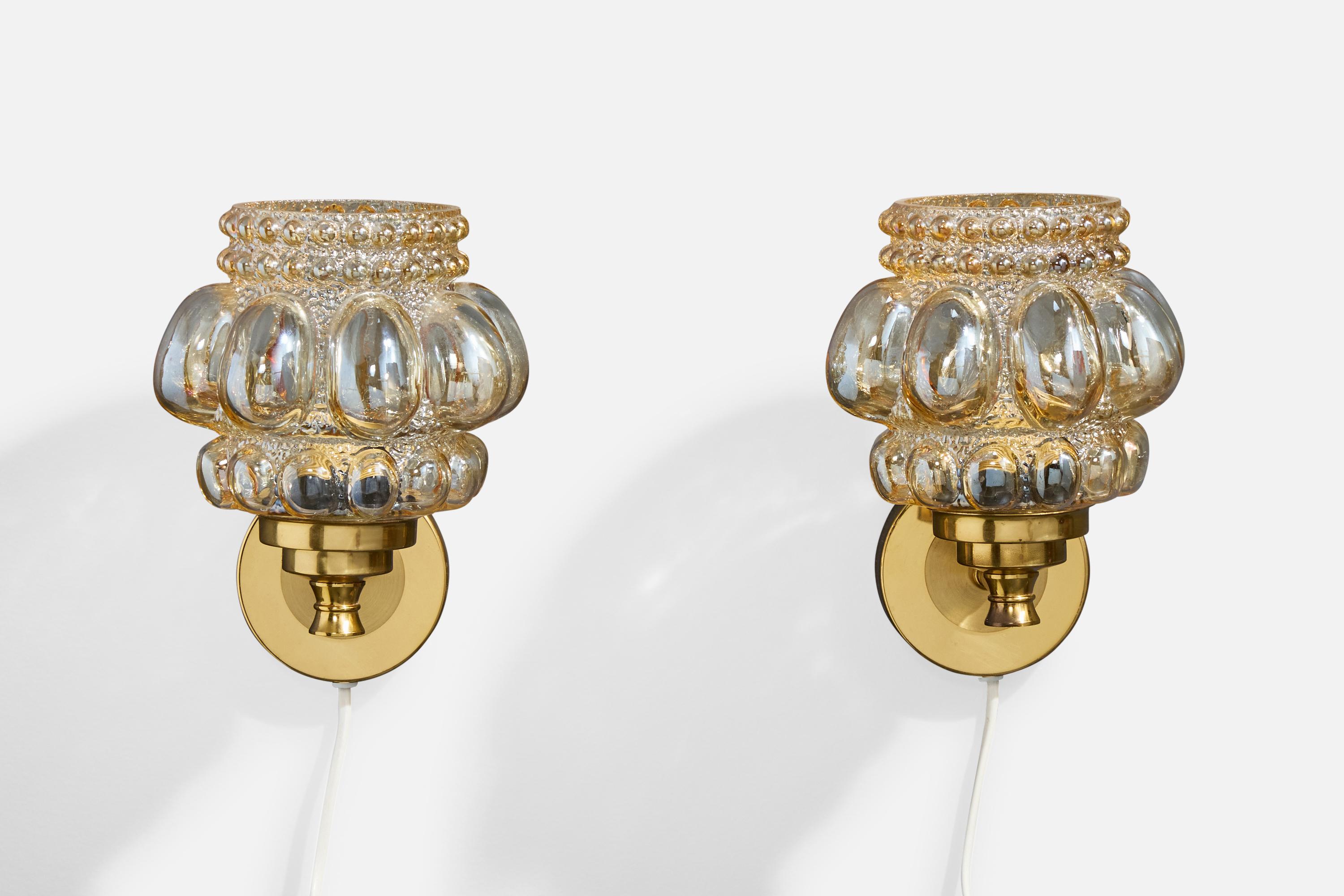 Scandinave moderne Helena Tynell Attribution, appliques, verre, laiton, Suède, années 1960 en vente