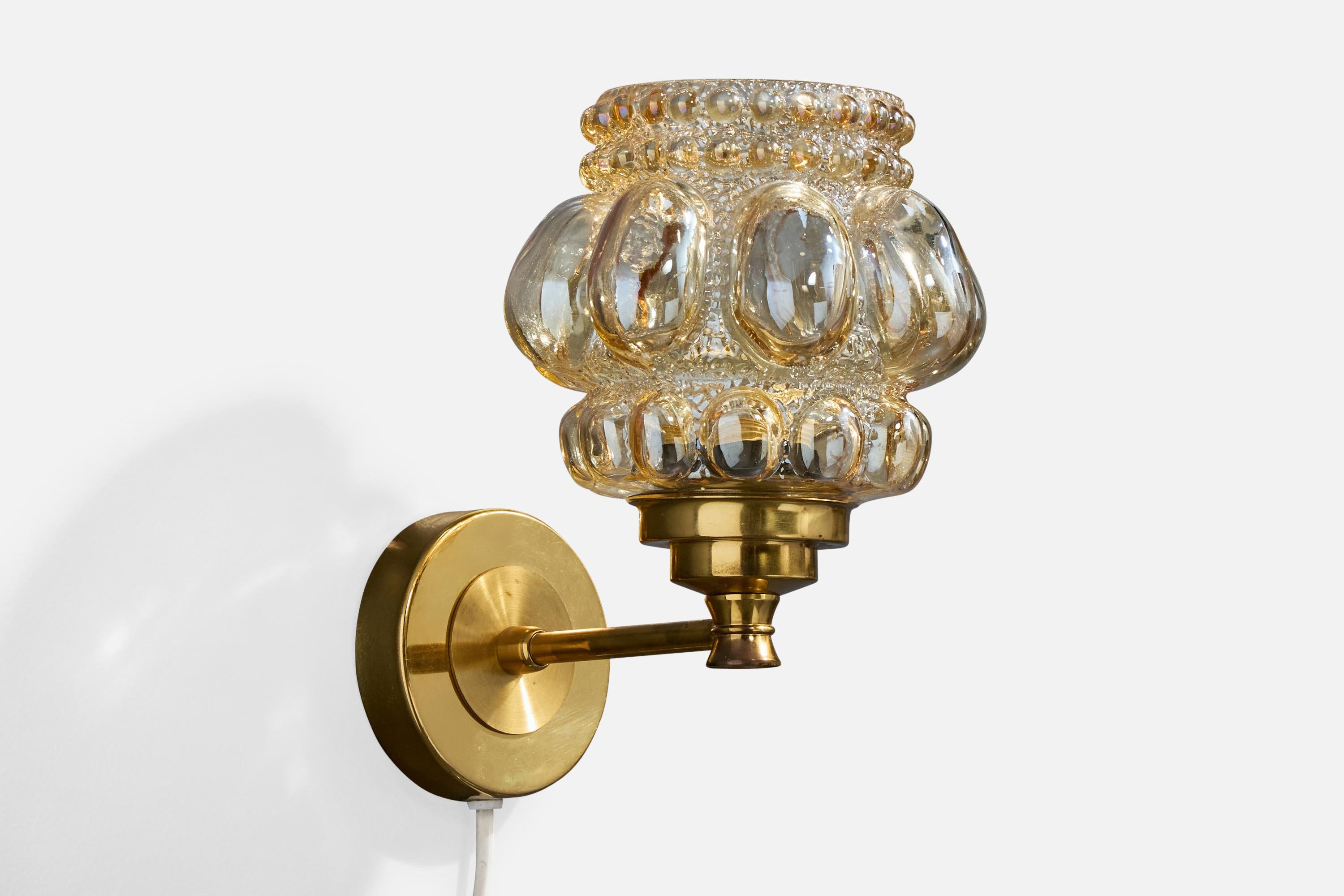 Suédois Helena Tynell Attribution, appliques, verre, laiton, Suède, années 1960 en vente