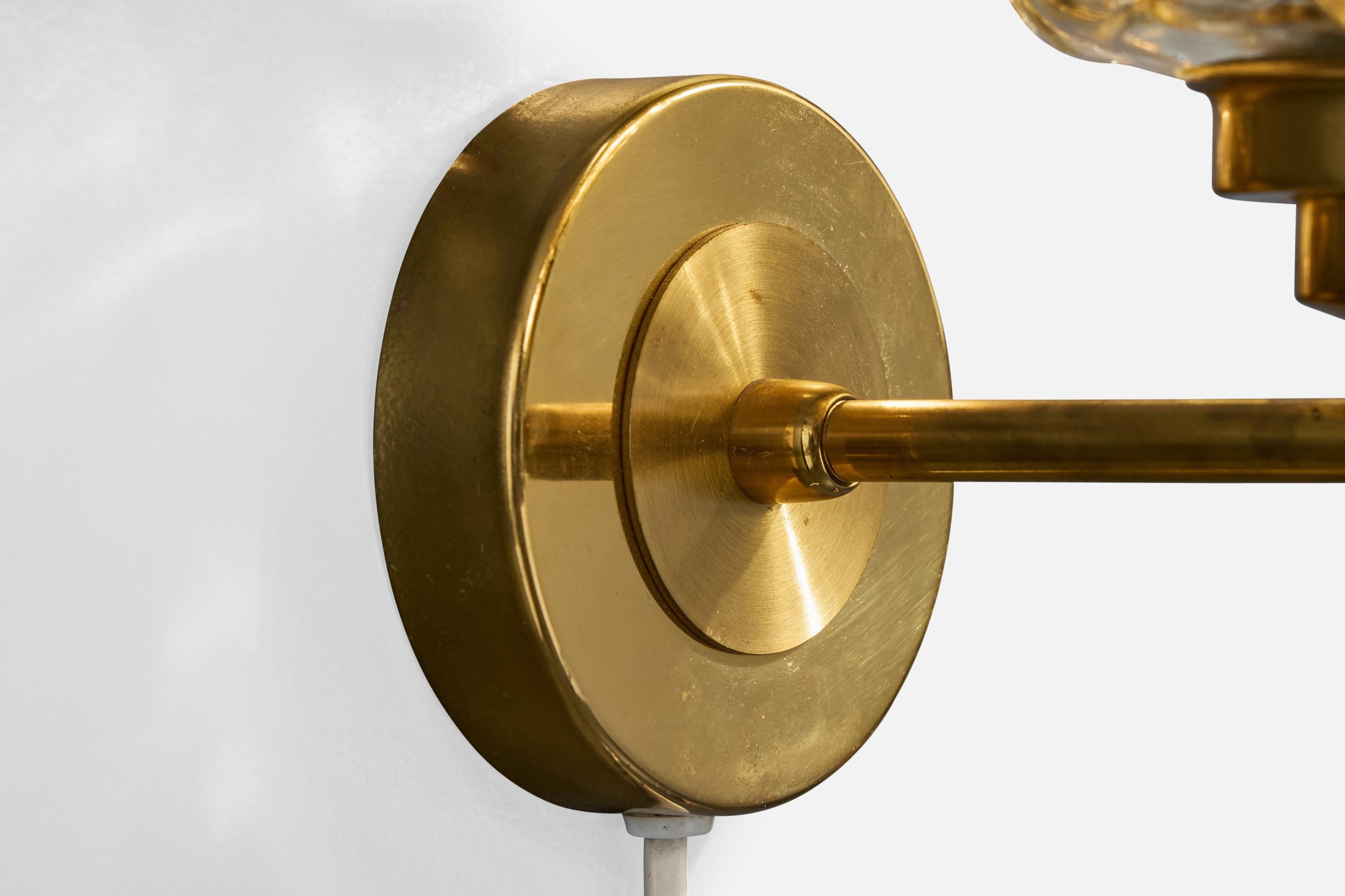 Milieu du XXe siècle Helena Tynell Attribution, appliques, verre, laiton, Suède, années 1960 en vente