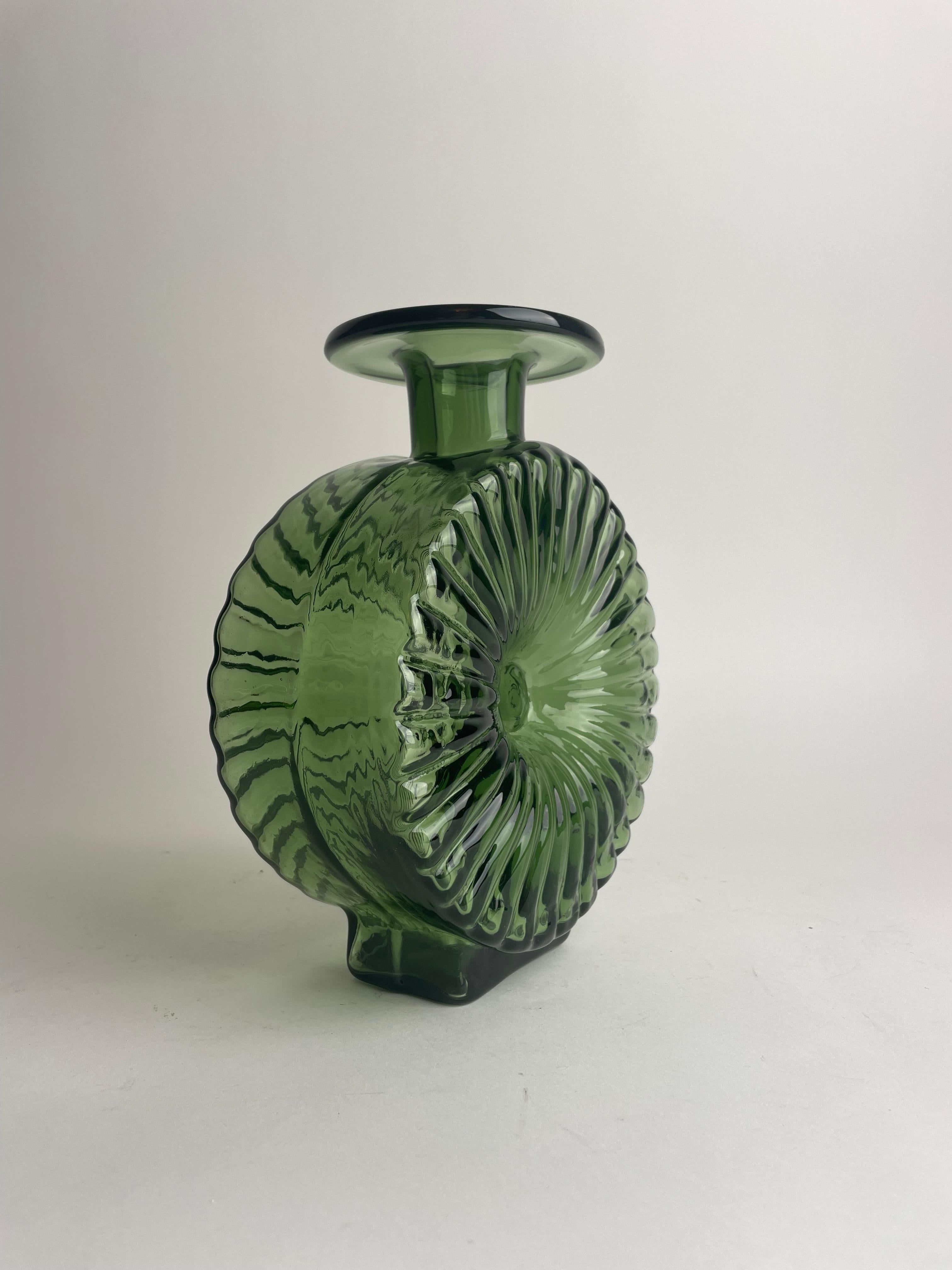 Helena Tynell (1916-2016) classic blown glass ”Aurinkopullo” meaning Sun Bottle for Riihimäen Lasi Oy in Finland. The vases was produced from 1964 until 1974.

Beautiful color and in good condition.

Wear consistent with age and use 