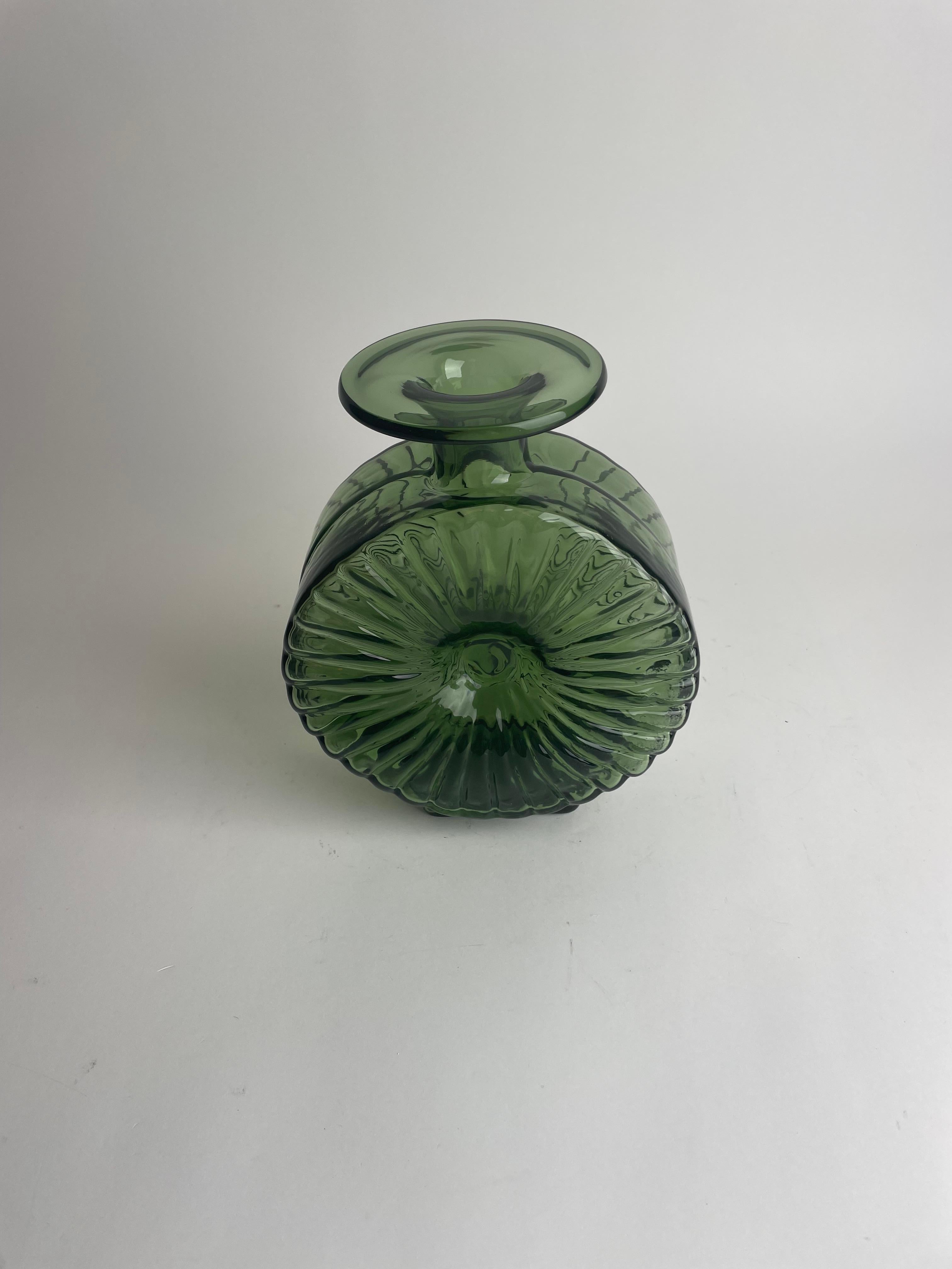 Helena Tynell blown glass ”Aurinkopullo” Sun Vase for Riihimäen Lasi. 1960s-70s In Good Condition For Sale In Knivsta, SE