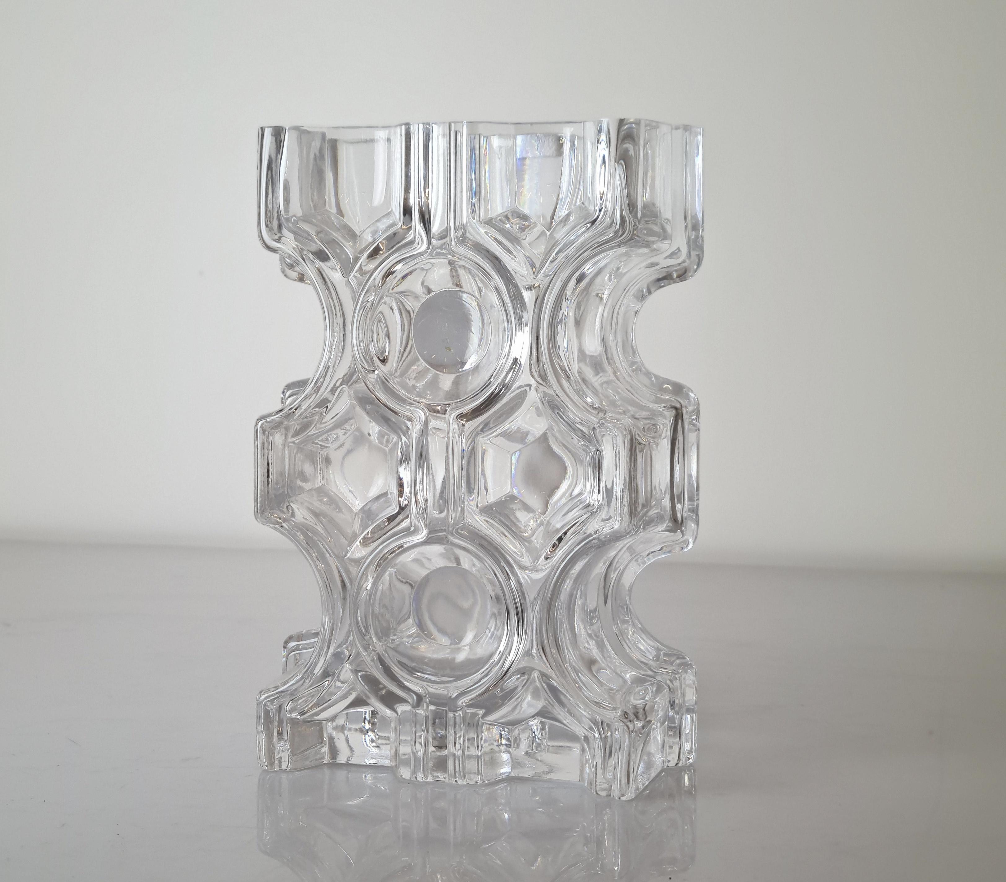 A beautiful art glass object called Brokadi designed by the renowned Helena Tynell and manufactured by Riihimäen lasi Oy in 1970s in Finland. This model was only in production for a short period between the years 1973-1975. 

Very good condition