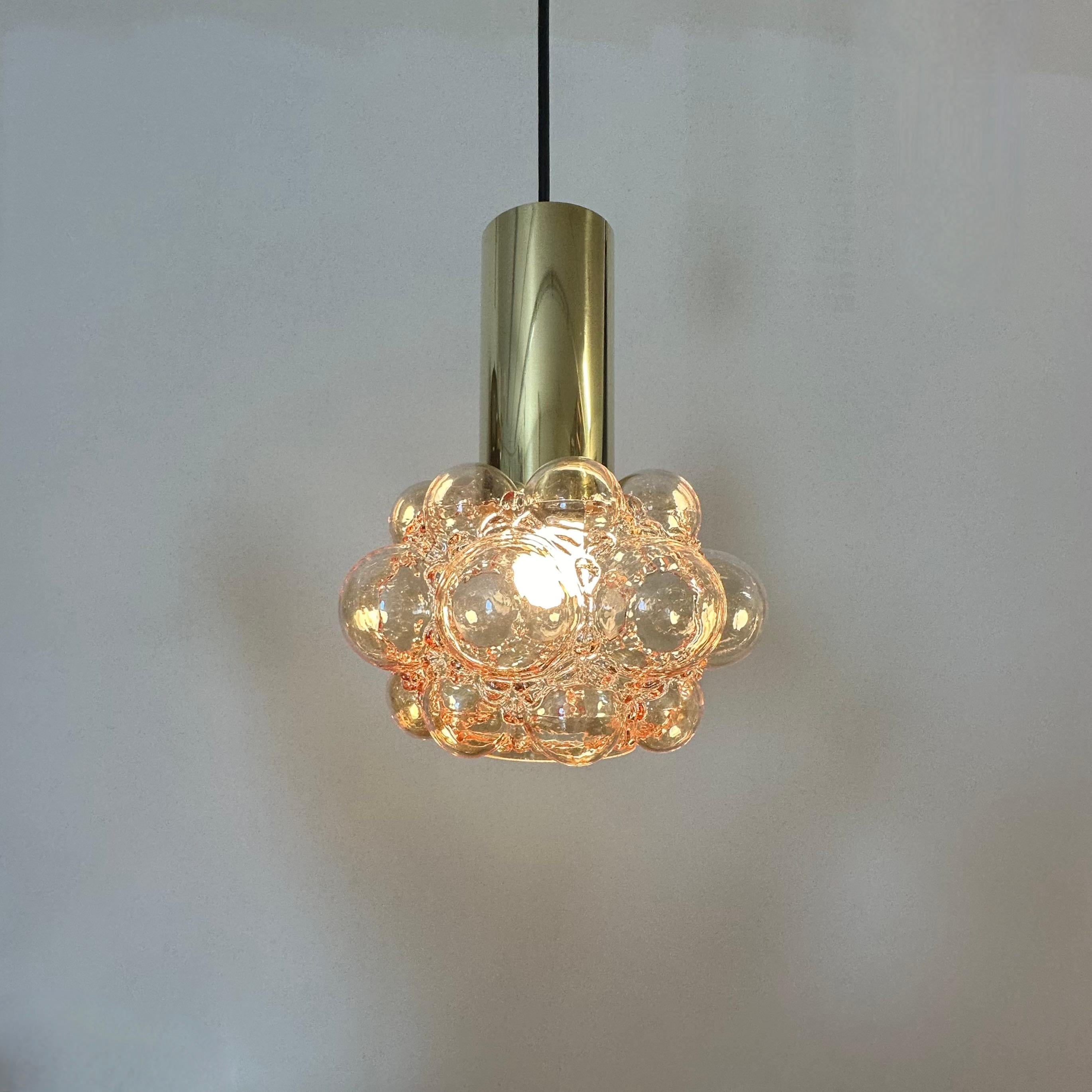 Lampada a sospensione a bolle d'aria di Helena Tynell , anni '70

Dimensioni: Diametro 22 cm, altezza 55 cm
Condizioni: Buono
Materiale: Metallo, vetro
Colore: oro